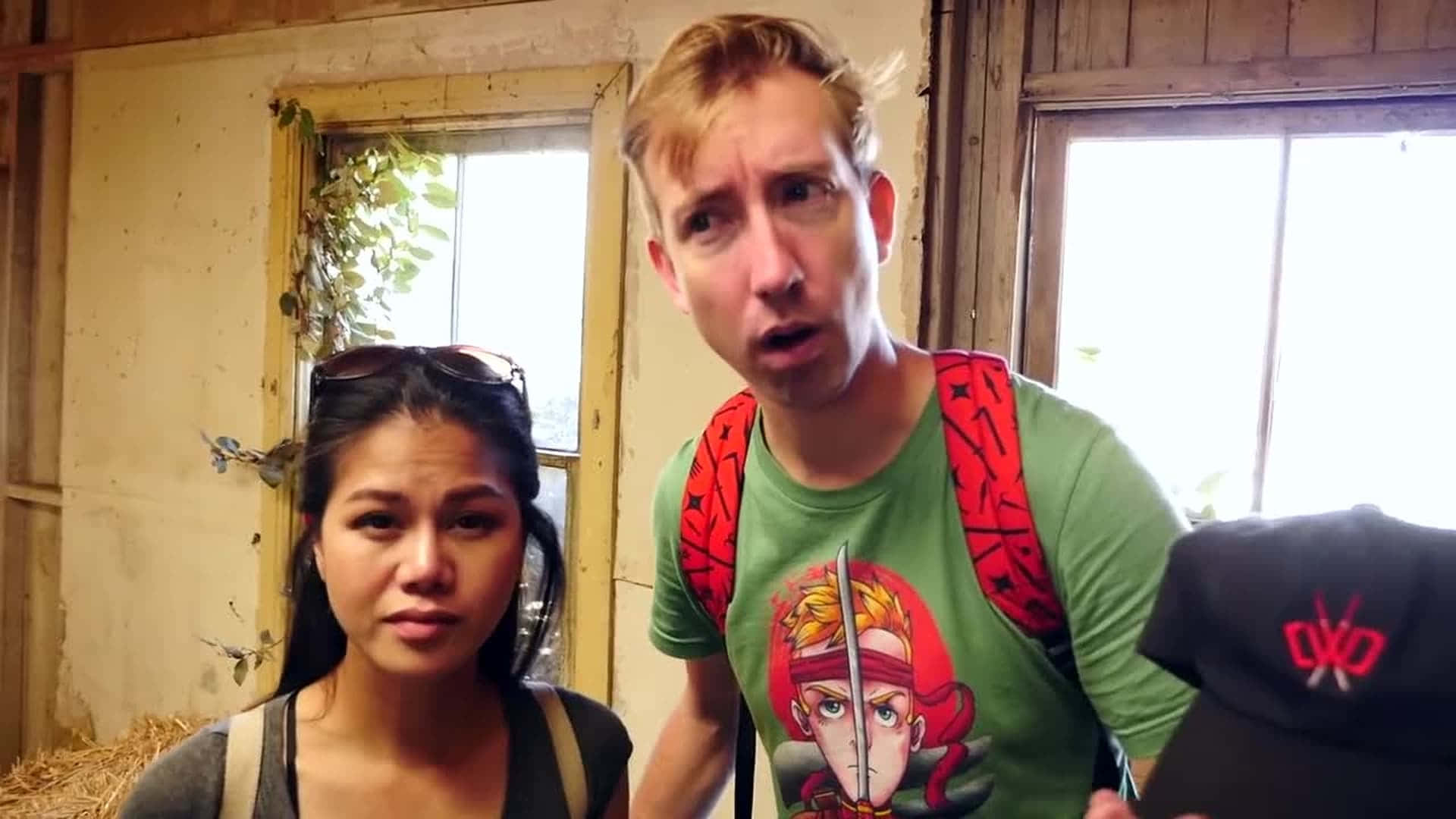 Woman 桌布 壁紙 — 兩個人站在一個鄉村風格的木製穀倉內，裡面有乾草捆和窗戶，窗外可見綠意。