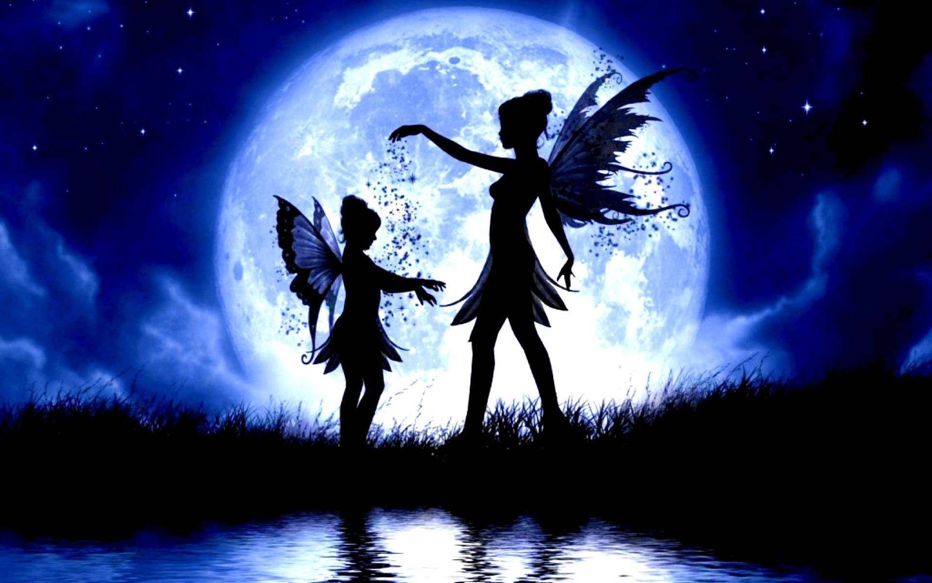 仙女 桌布 壁紙 — 兩個仙女剪影在繁星夜空下，於水面倒影的發光滿月前跳舞。