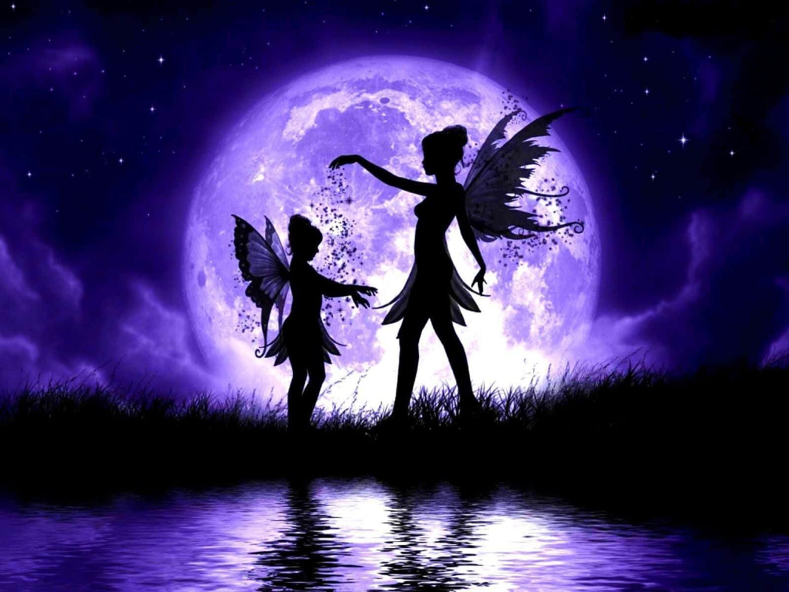 angels 桌布 壁紙 — 兩個仙女剪影站在水邊，在散發星光的紫色月亮下。