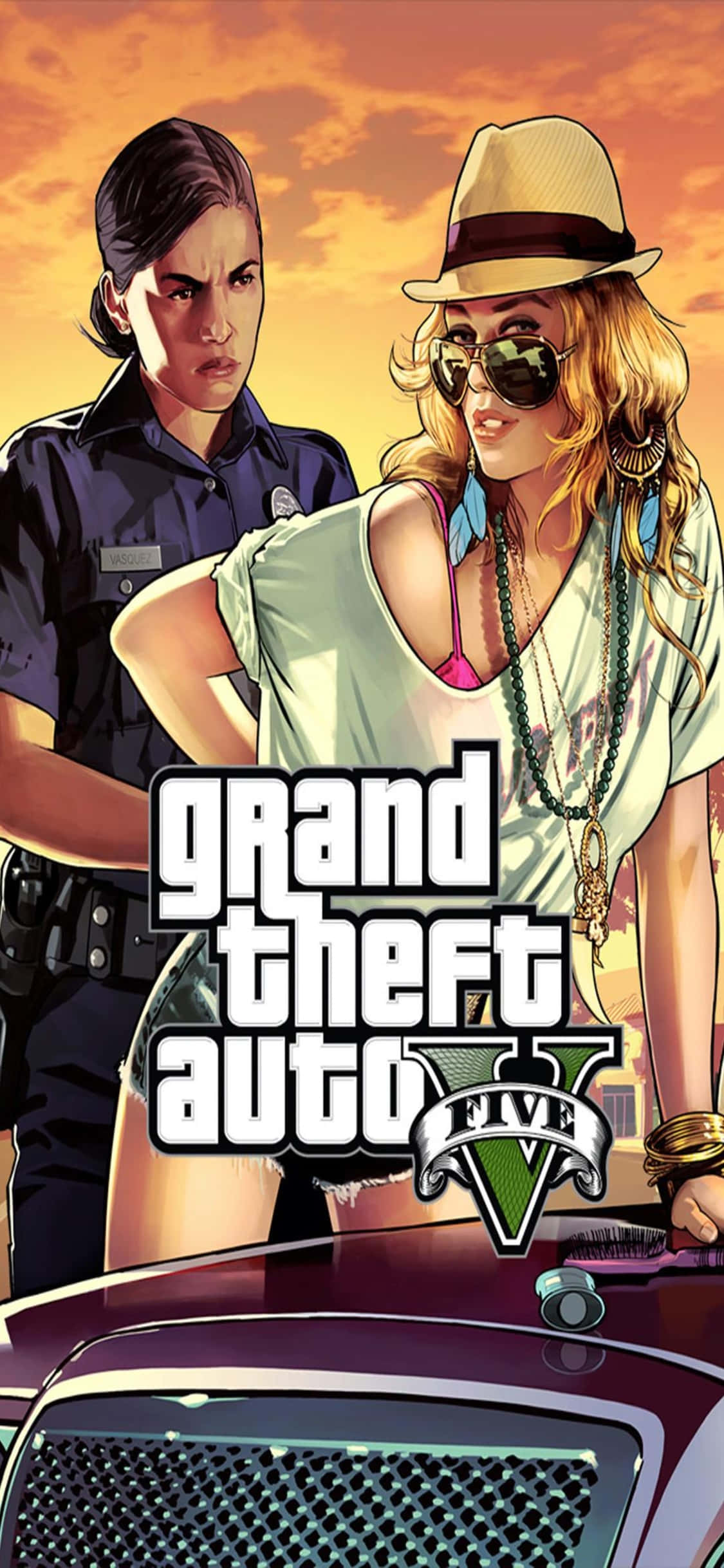 警察 桌布 壁紙 — 兩個來自《Grand Theft Auto V》的風格化角色站在一輛汽車旁邊，背景是火紅的日落天空。