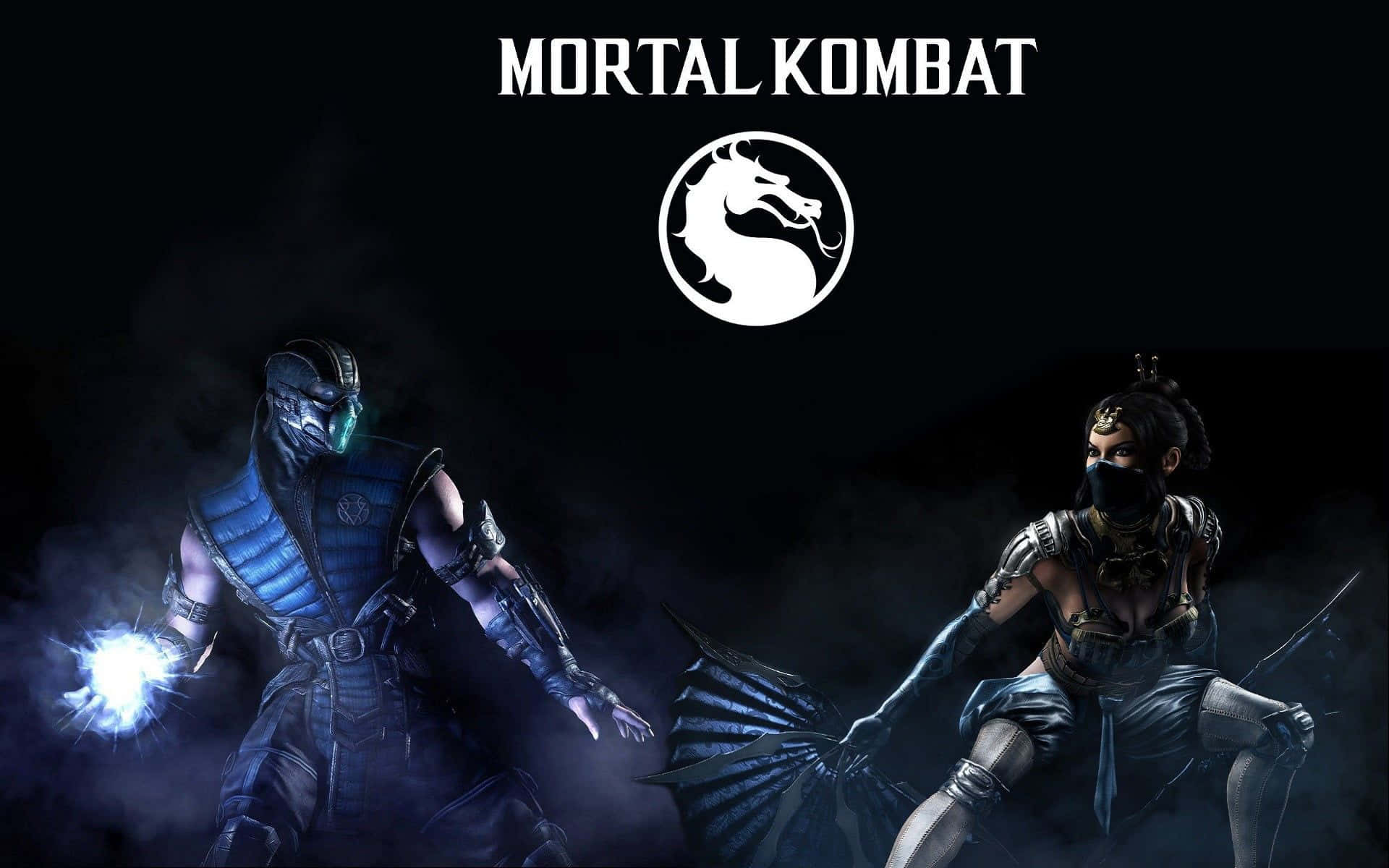 Mortal Kombat Kitana 桌布 壁紙 — 兩個來自《真人快打》的裝甲戰士在黑暗煙霧中對峙，散發著發光的藍色能量，上方有標誌性的龍標誌。