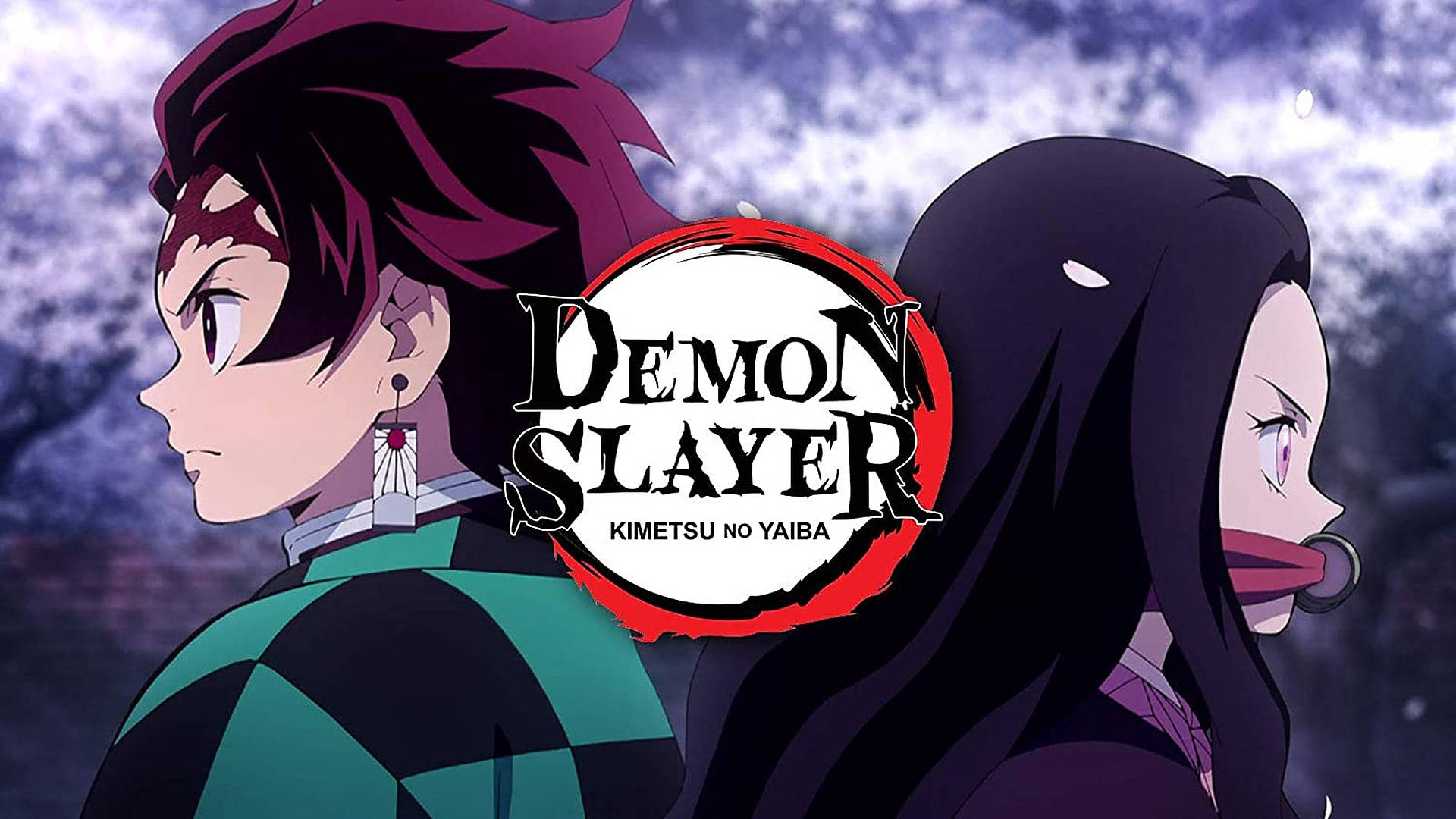 demon slayer logo 桌布 壁紙 — 兩個來自《鬼滅之刃》的動漫角色以側面輪廓站在陰鬱的暮色天空前，節目標誌置中。