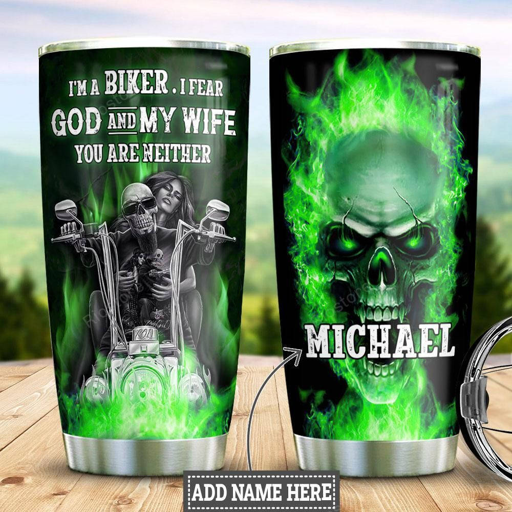 Green Fire Skull 桌布 壁紙 — 兩個個人化不鏽鋼杯，帶有綠色火焰骷髏頭和機車主題圖案，名字為Michael，以及關於敬畏上帝和妻子的引文。