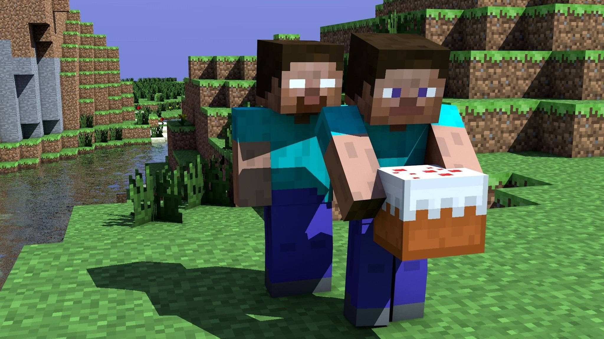 我的世界 史蒂夫 桌布 壁紙 — 兩個像素化的Minecraft角色站在草地上，在背景有方塊地形的水域附近拿著蛋糕。