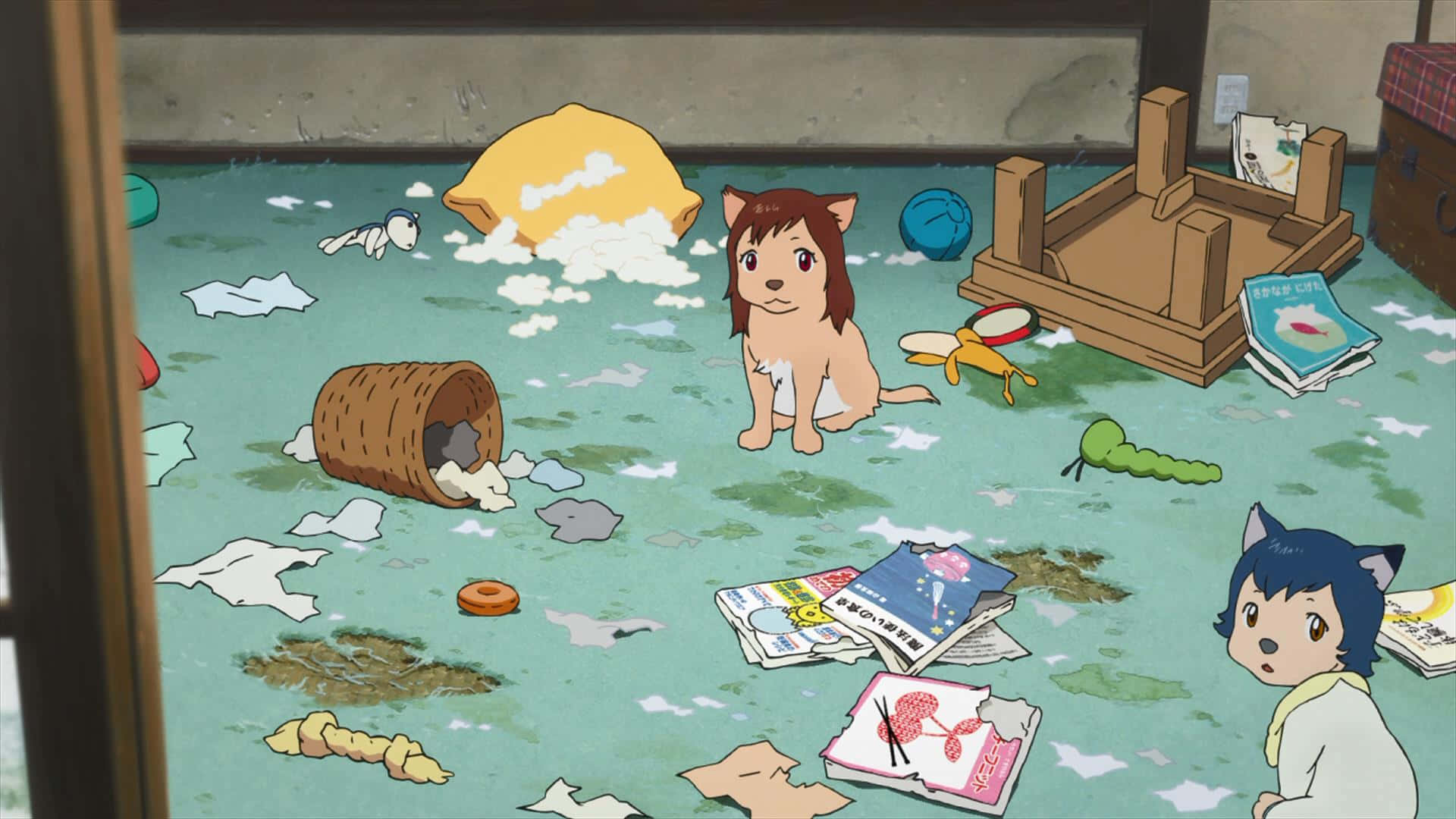 Wolf Children 桌布 壁紙 — 兩個像貓的小孩坐在一個雜亂的房間裡，周圍是撕碎的紙玩具和散落的物品，一片混亂。