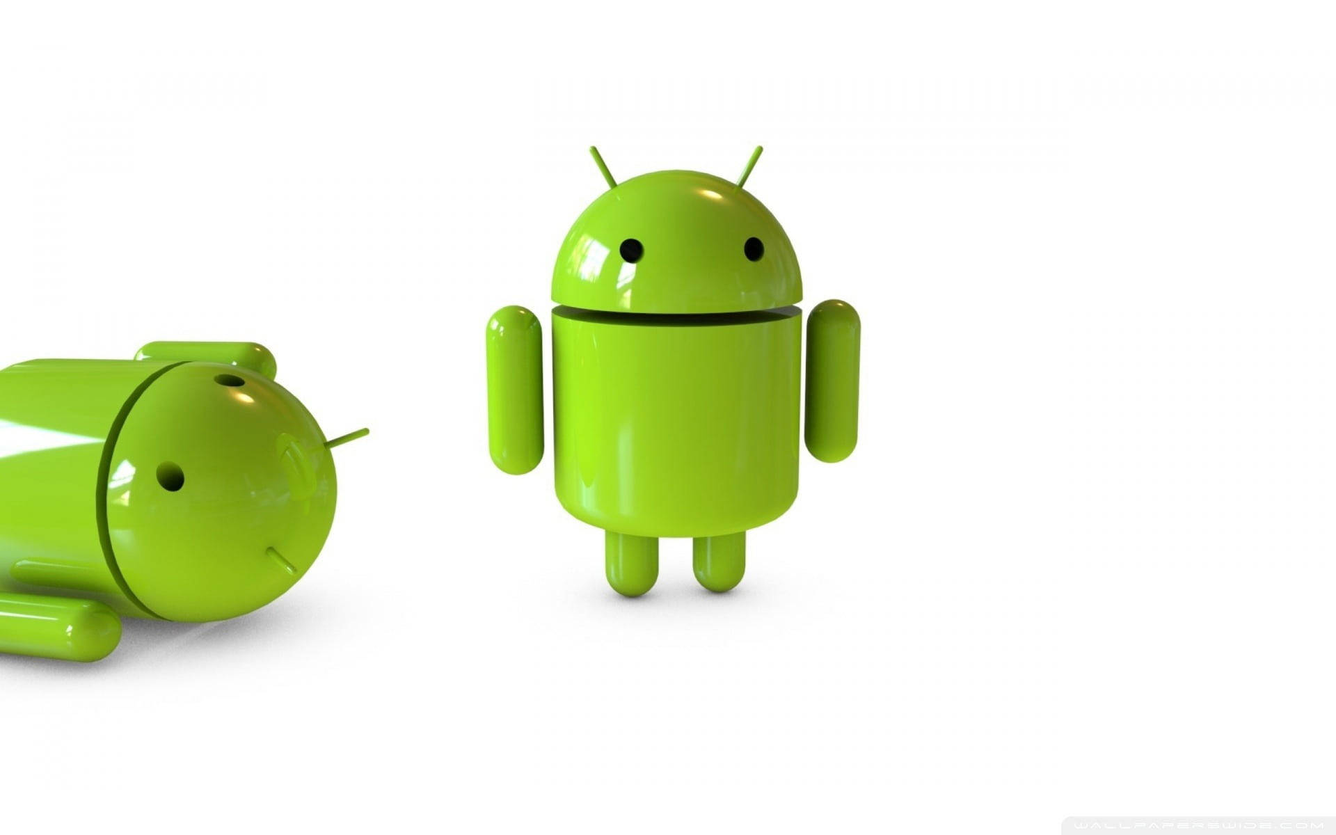 Android Desktop 桌布 壁紙 — 兩個光澤綠色Android吉祥物，一個直立，另一個躺下，背景為純白色。