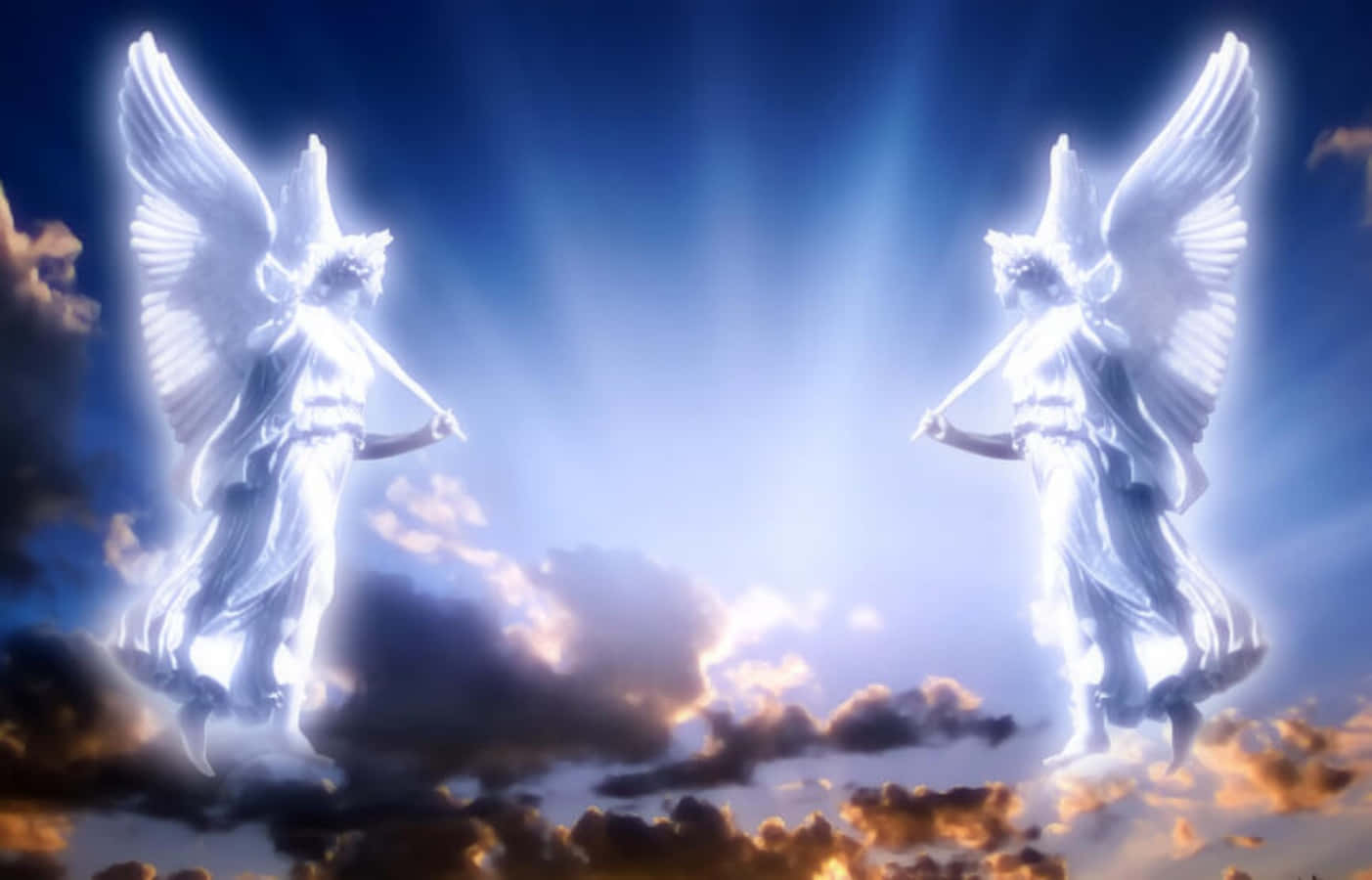 Angels Of God 桌布 壁紙 — 兩個光芒四射的天使形象，帶有發光的翅膀，漂浮在雲層之上，神聖的光芒從天國天空照射下來。
