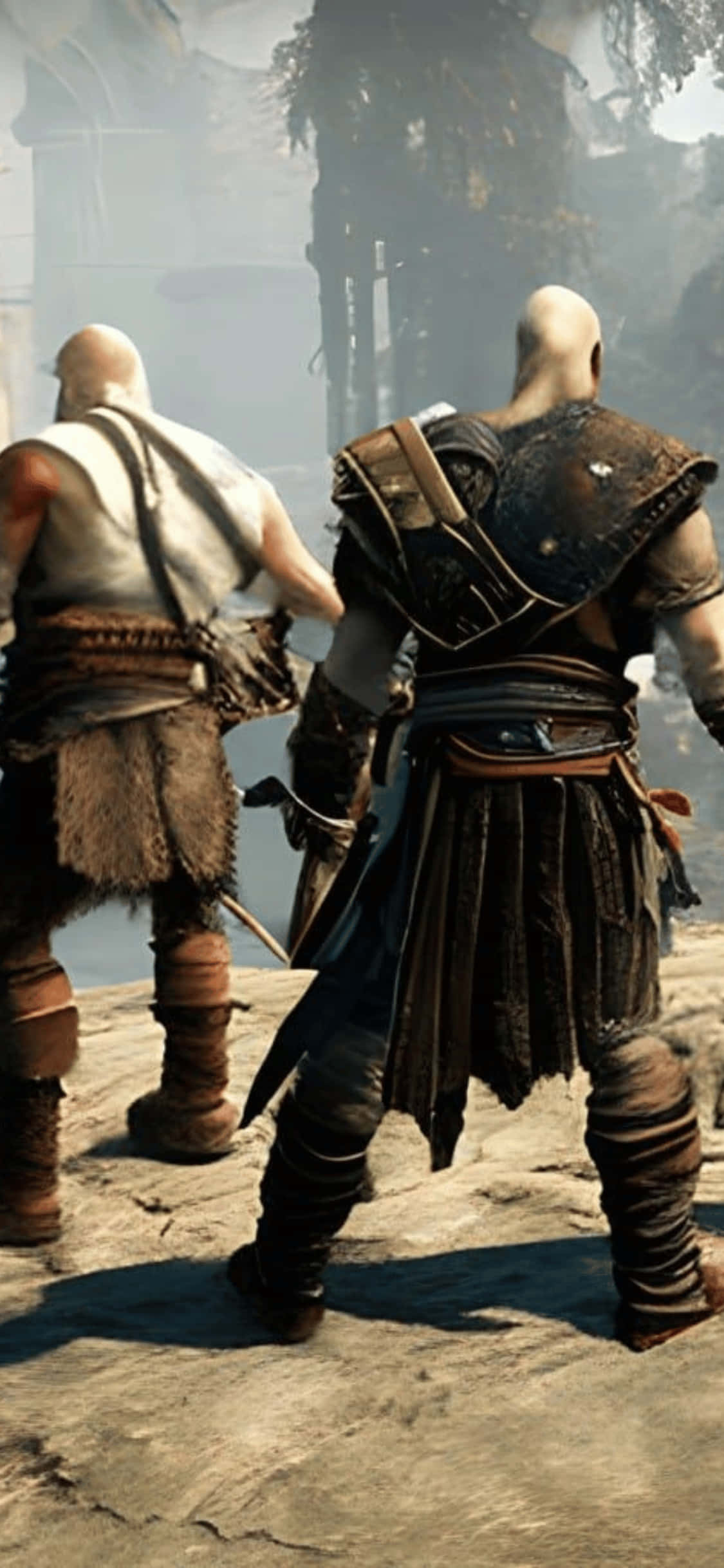 iPhone Xs Mordhau 桌布 壁紙 — 兩個光頭戰士身穿古代盔甲，在俯瞰霧氣瀰漫廢墟的石崖上背靠背站立。