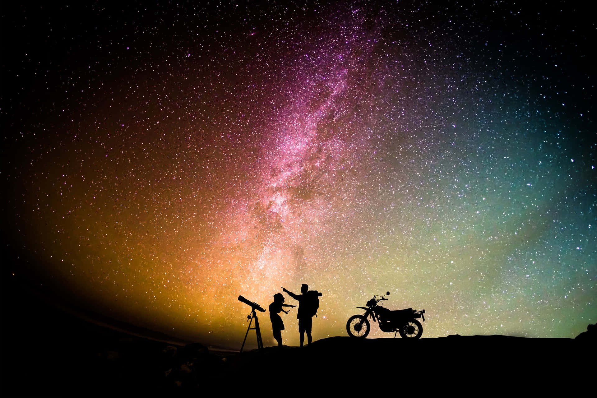 情侶 桌布 壁紙 — 兩個剪影人物和一輛摩托車仰望橫跨星空夜空的燦爛銀河。
