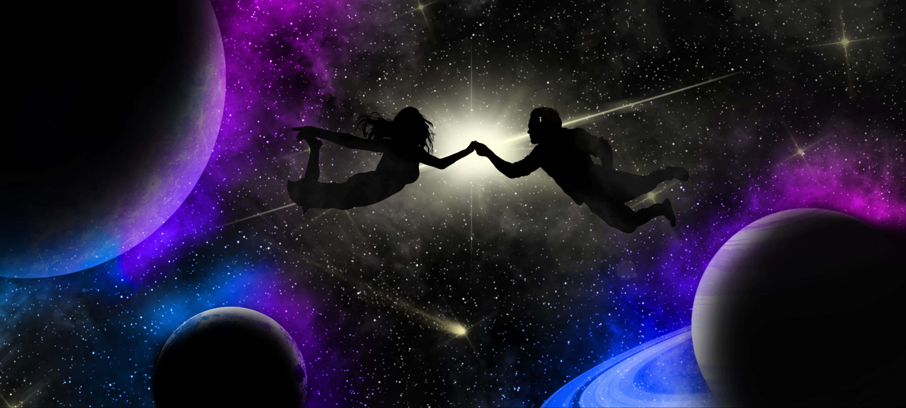 Otherworldly 桌布 壁紙 — 兩個剪影人物在充滿活力的宇宙空間中漂浮，手牽手，背景是發光的星雲和行星。