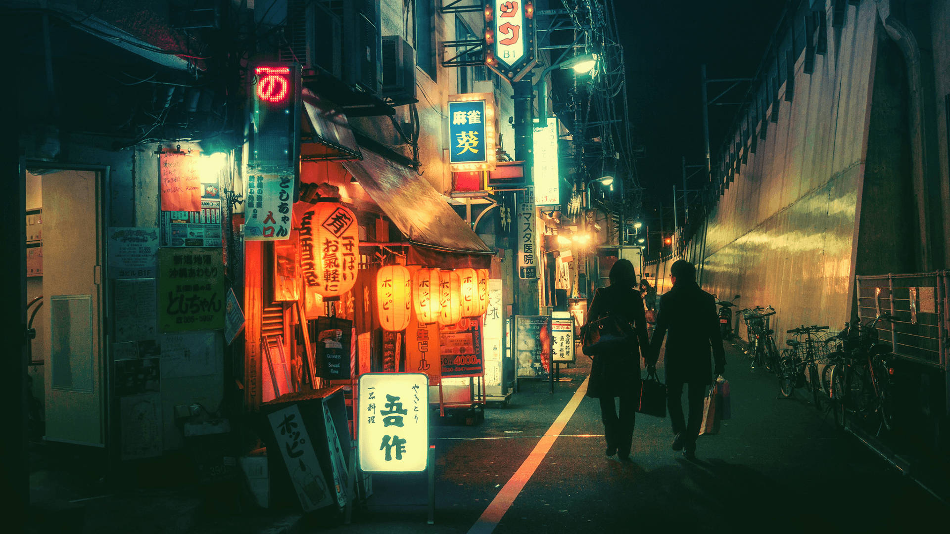 日本 桌布 壁紙 — 兩個剪影人物在夜晚沿著一條狹窄的霓虹燈日本小巷行走，經過發光的燈籠和招牌。