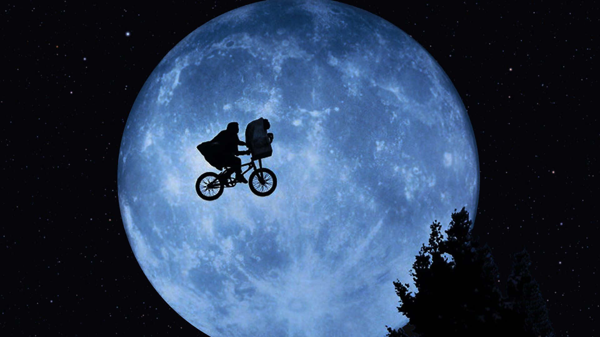 Et 桌布 壁紙 — 兩個剪影人物在星空夜空下騎腳踏車，背景是巨大的藍色月亮，樹梢可見。
