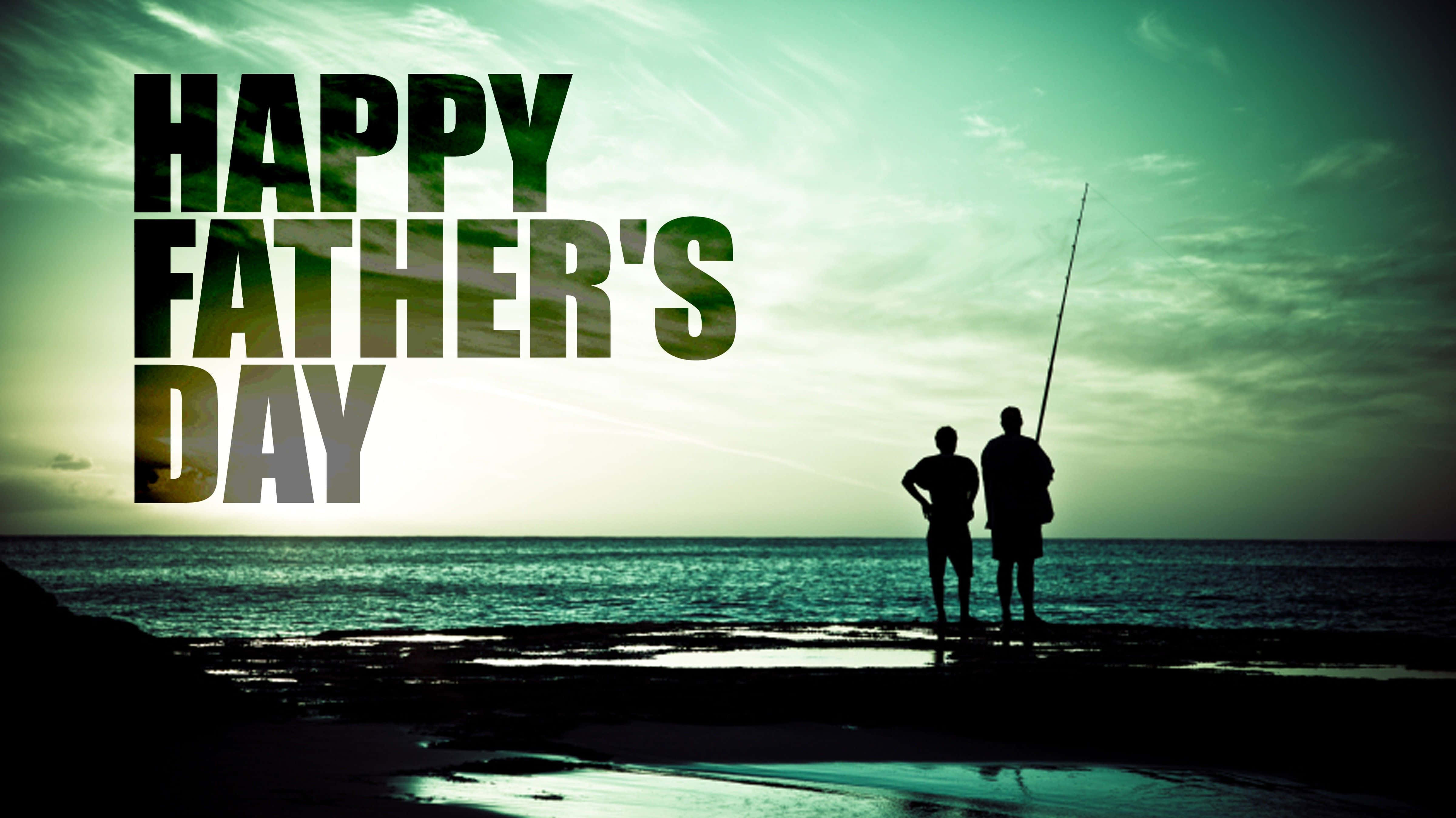 Fathers Day 桌布 壁紙 — 兩個剪影人物在海灘上日落時分手持釣魚竿，在青綠色的天空上有粗體文字寫著父親節快樂。