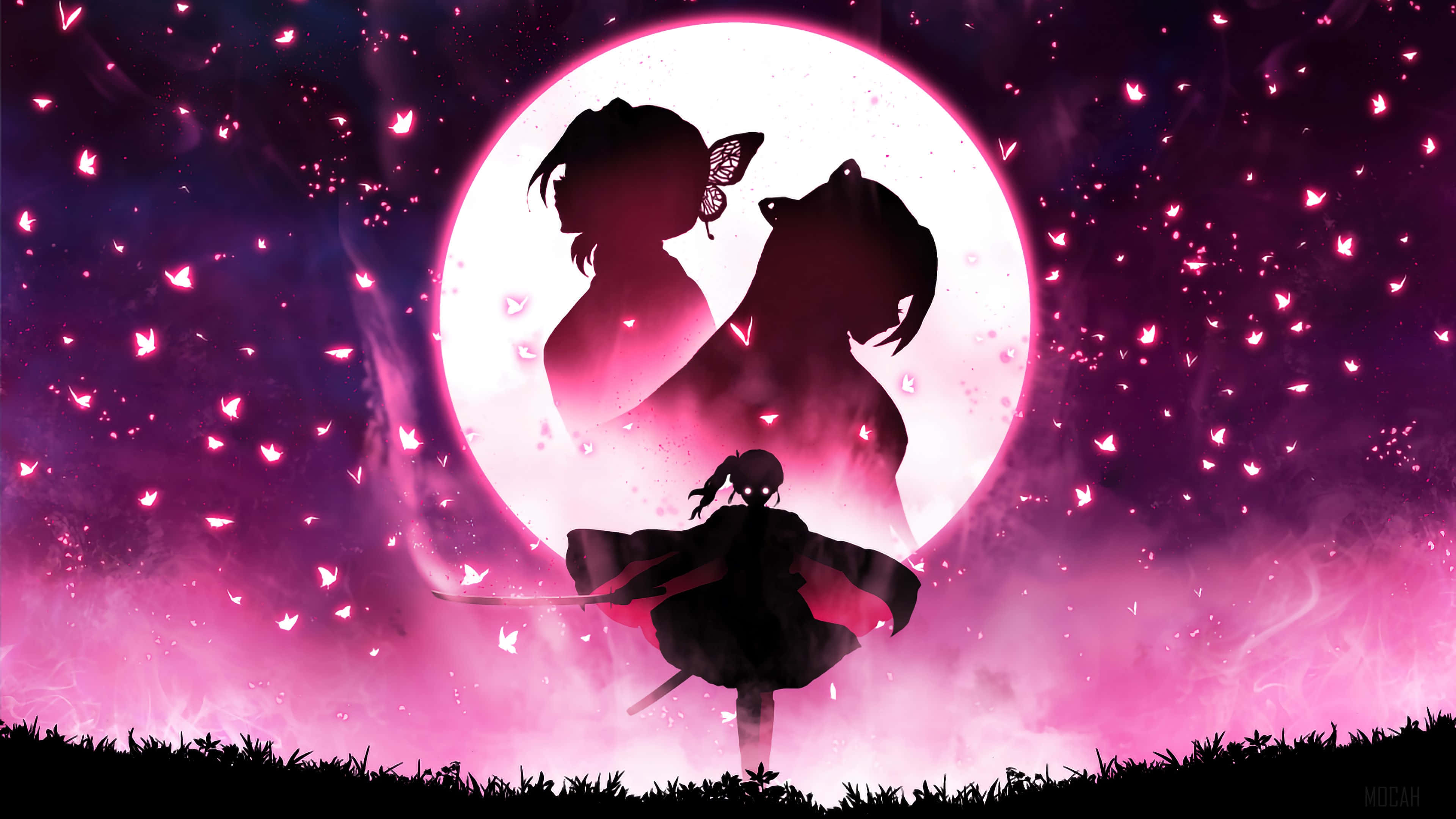 Demon Slayer Kanao 桌布 壁紙 — 兩個剪影人物在發光的粉紅月亮下擁抱，一個孤獨的戰士站在下方，周圍有飄浮的蝴蝶。