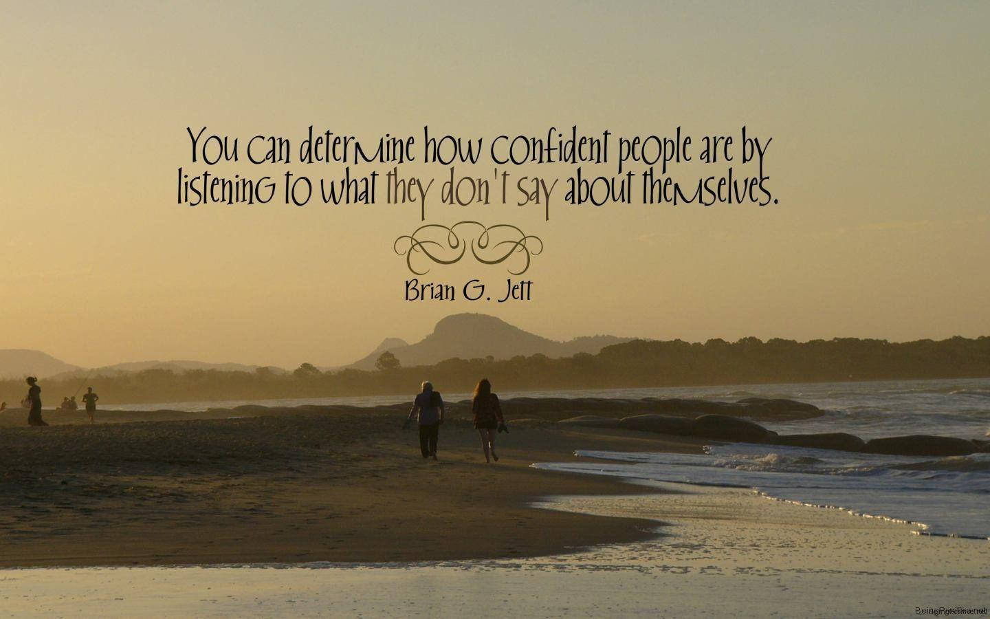 Inspirational Quotes 桌布 壁紙 — 兩個剪影人物在金色日落時分沿著寧靜的海灘漫步，遠處有山丘和溫柔的海浪。