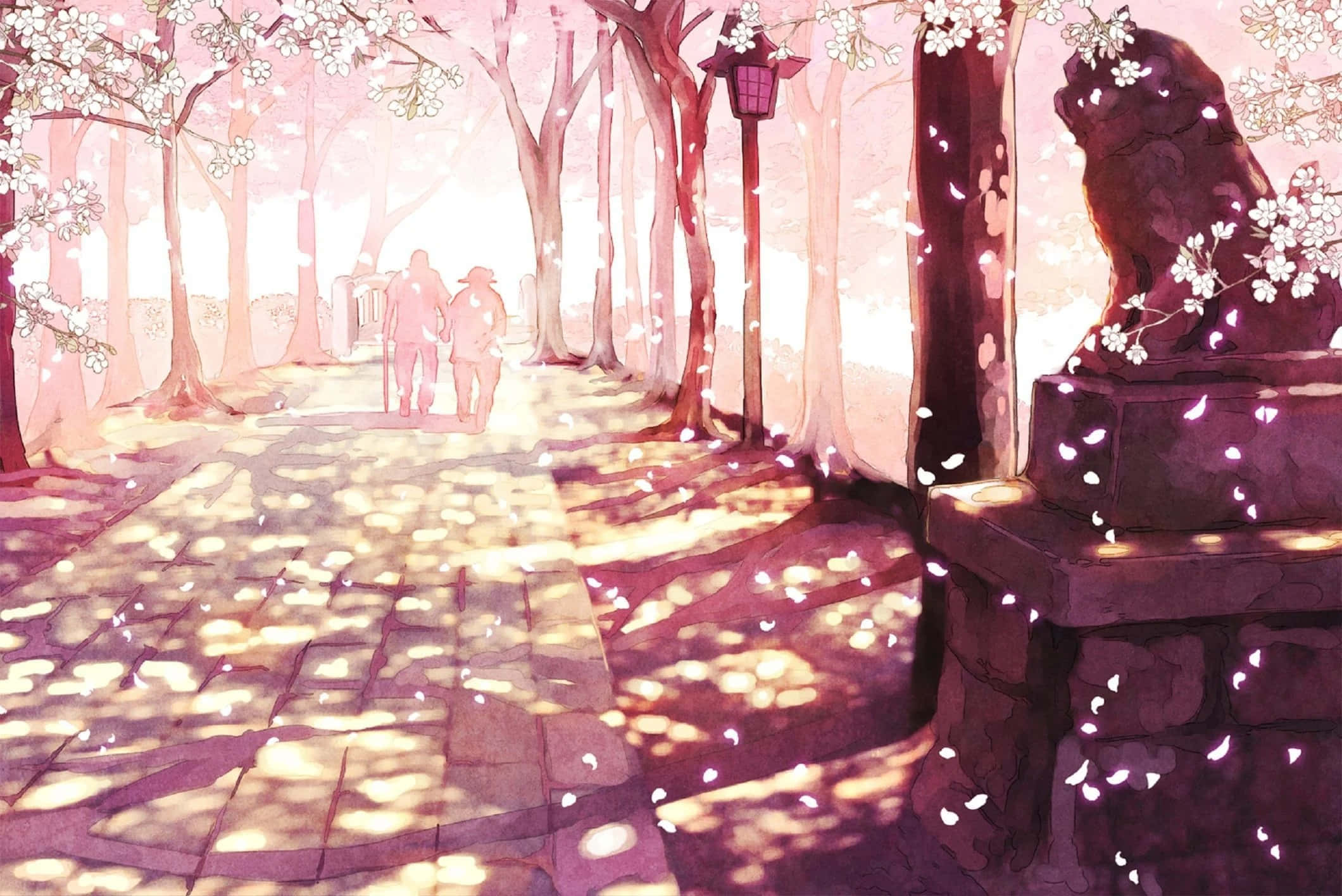 Sakura 桌布 壁紙 — 兩個剪影人物在陽光斑駁的石徑上漫步，頭上是盛開的櫻花樹，花瓣飄落，還有一尊守護獅雕像。