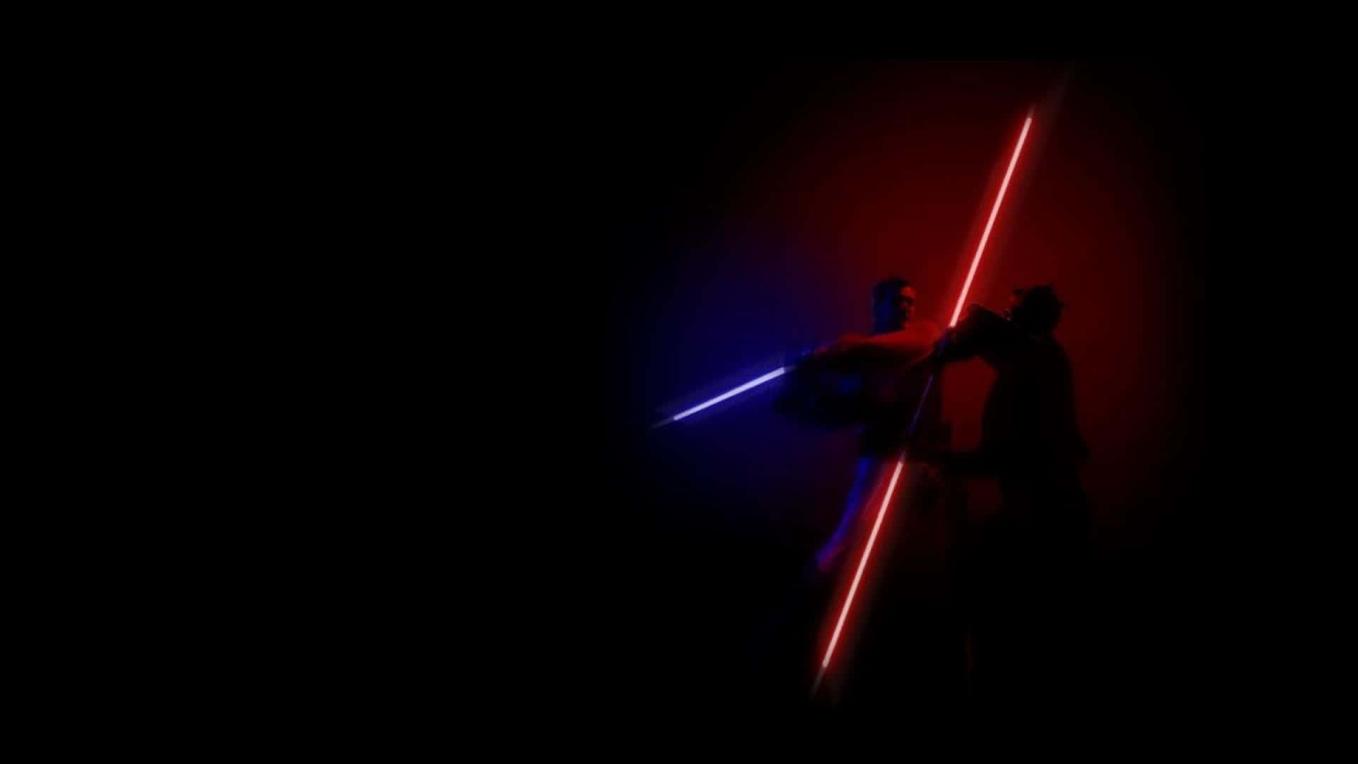 Lightsaber Duels 桌布 壁紙 — 兩個剪影人物在黑暗背景中，帶有彩色光暈，用發光的藍色和紅色光劍交鋒。