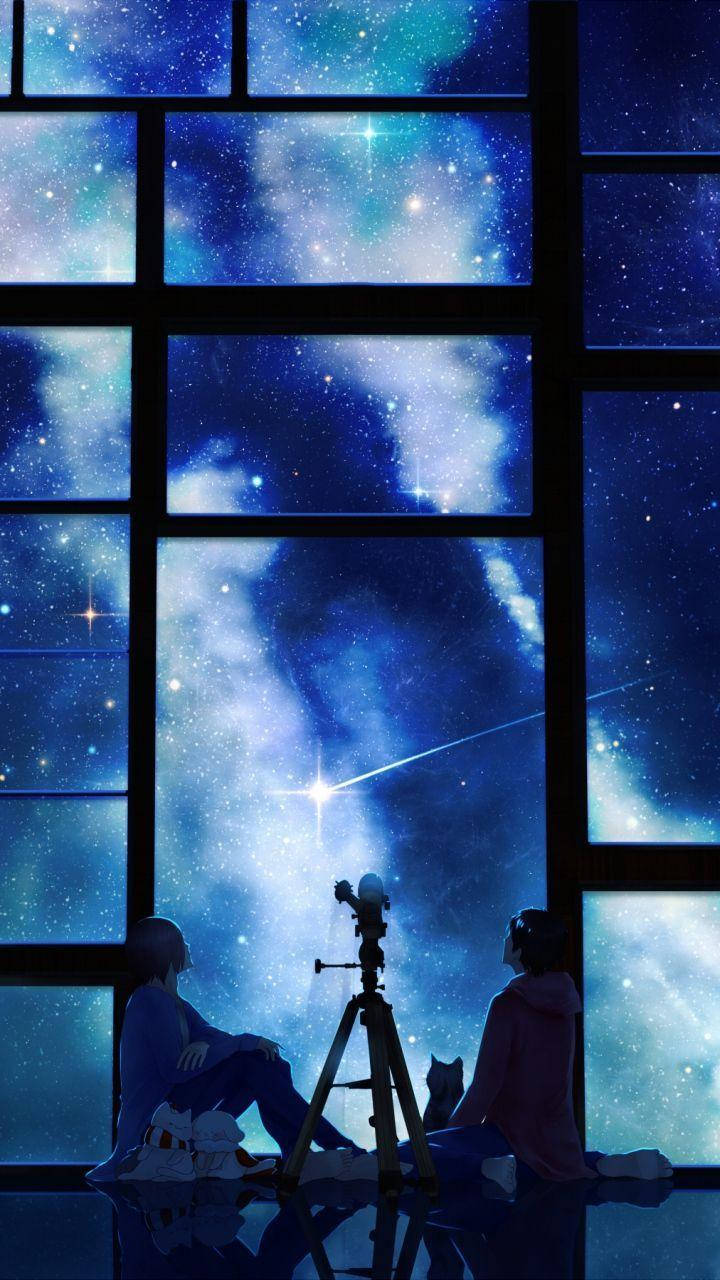 酷炫星系 桌布 壁紙 — 兩個剪影人物坐在一個大窗前，凝視著充滿宇宙雲和流星的 vibrant 星空夜空。