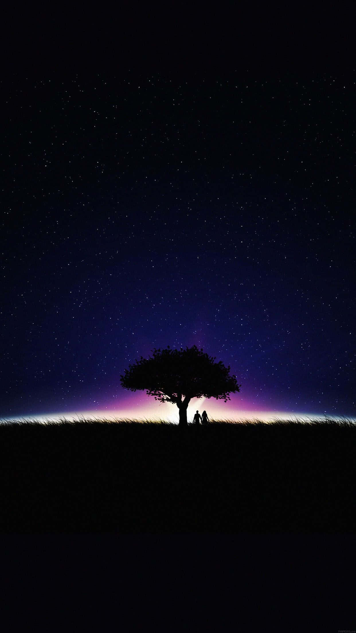夜空 桌布 壁紙 — 兩個剪影人物坐在一棵孤樹下，背景是閃爍著紫色和藍色色調的星空暮色天空。