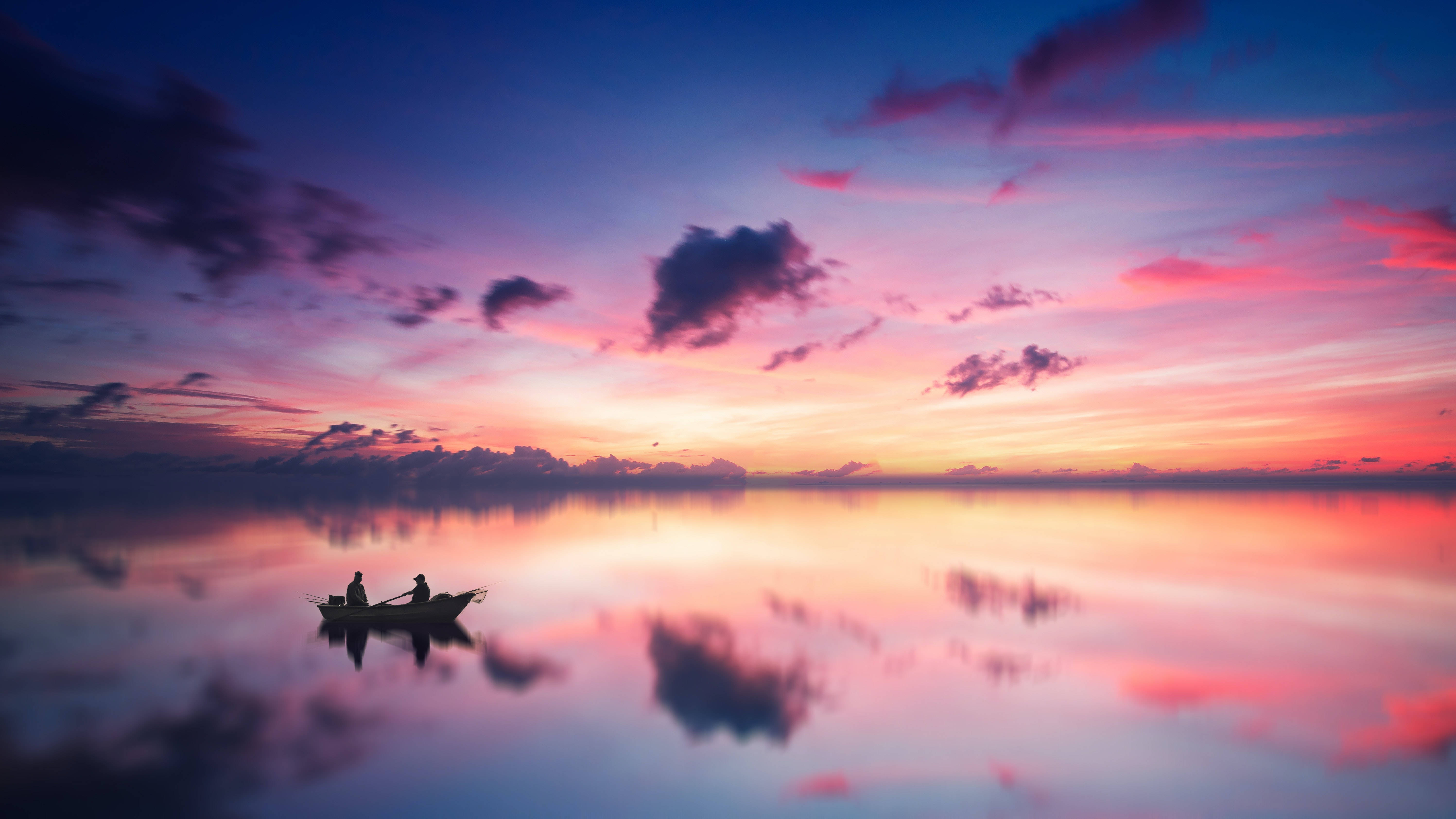 Beautiful Sky 桌布 壁紙 — 兩個剪影人物坐在小船中，在如鏡的湖面上漂流，湖面映照出充滿粉紅、紫和橙色雲彩的鮮豔暮色天空。