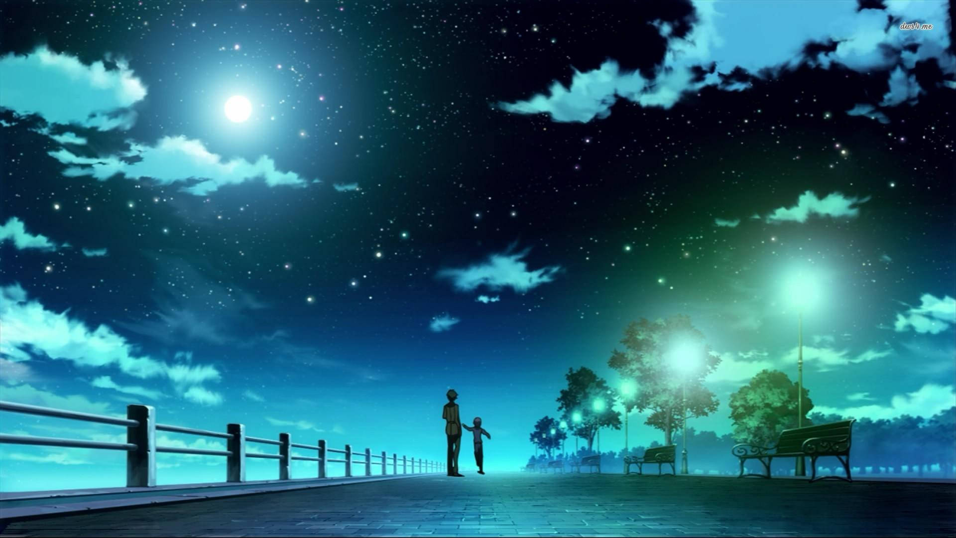 夜空 桌布 壁紙 — 兩個剪影人物手牽手站在月光照耀的碼頭上，頭頂是繁星點點的藍綠色天空，街燈閃爍發光。