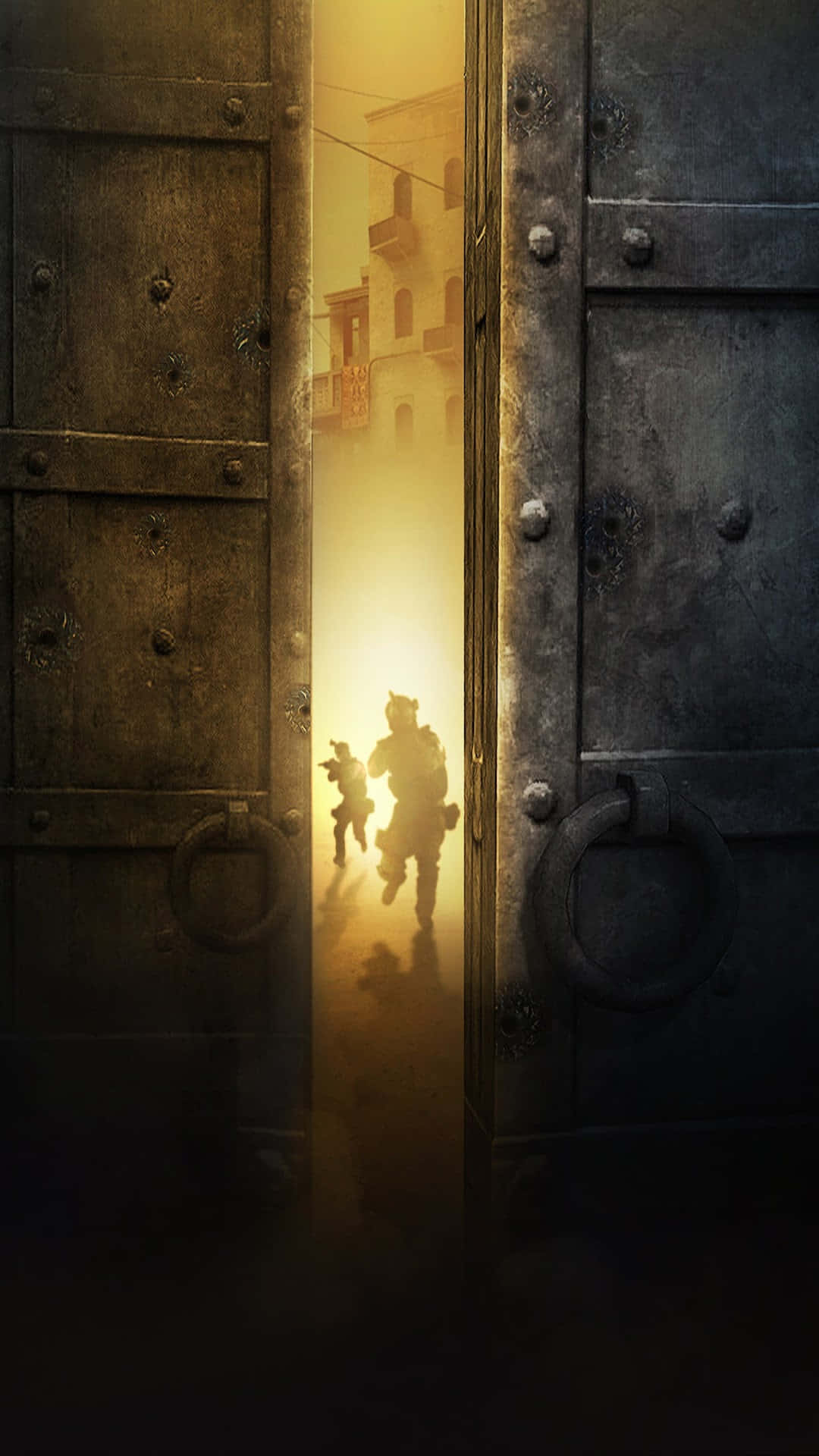 HD Counter-strike Global Offensive 桌布 壁紙 — 兩個剪影人物穿過一道巨大生鏽金屬門的狹窄裂縫，跑進一個發光的金色城市景觀。