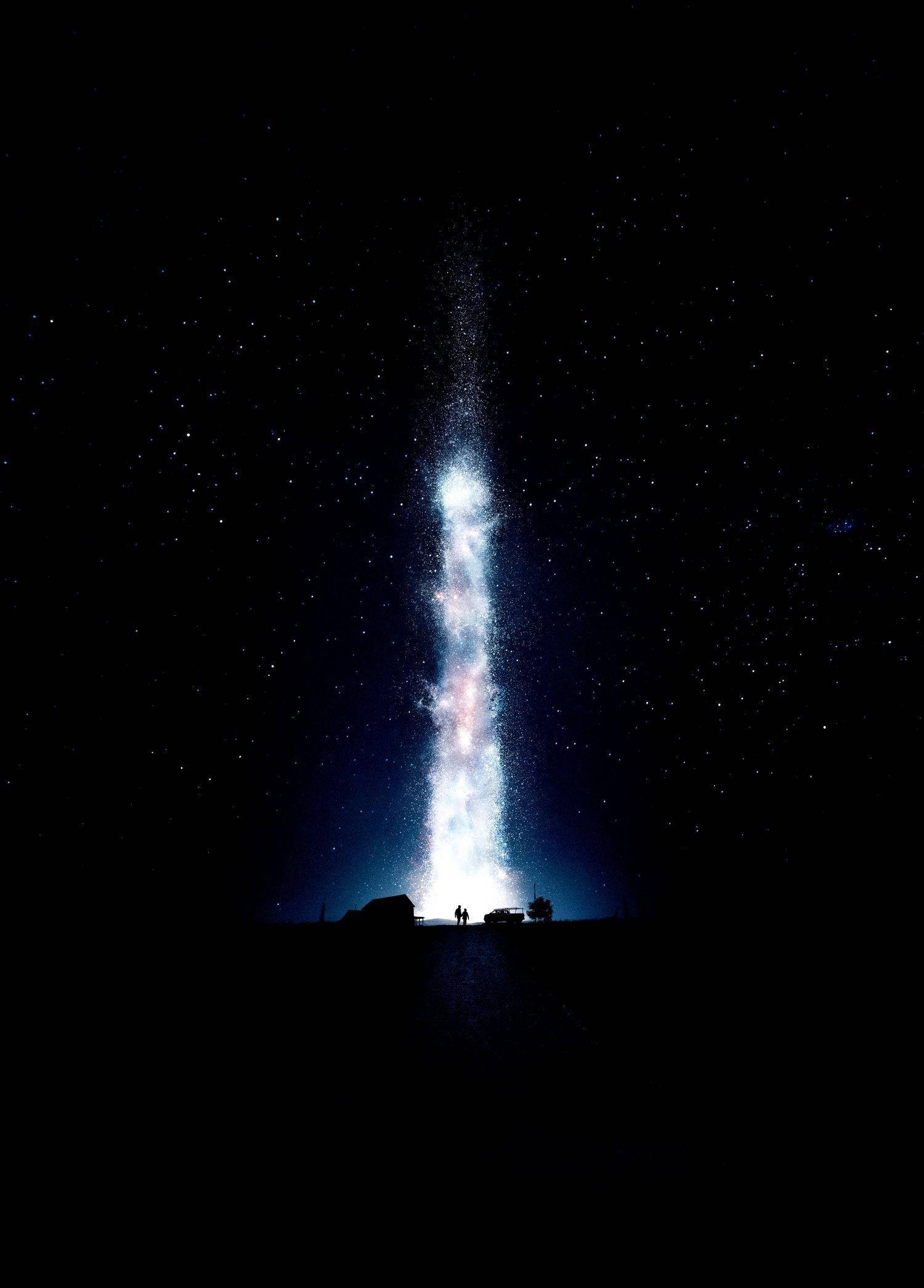 星際效應 桌布 壁紙 — 兩個剪影人物站在一個發光的宇宙瀑布前，瀑布從繁星點點的夜空傾瀉而下，流入黑暗的沙漠景觀。