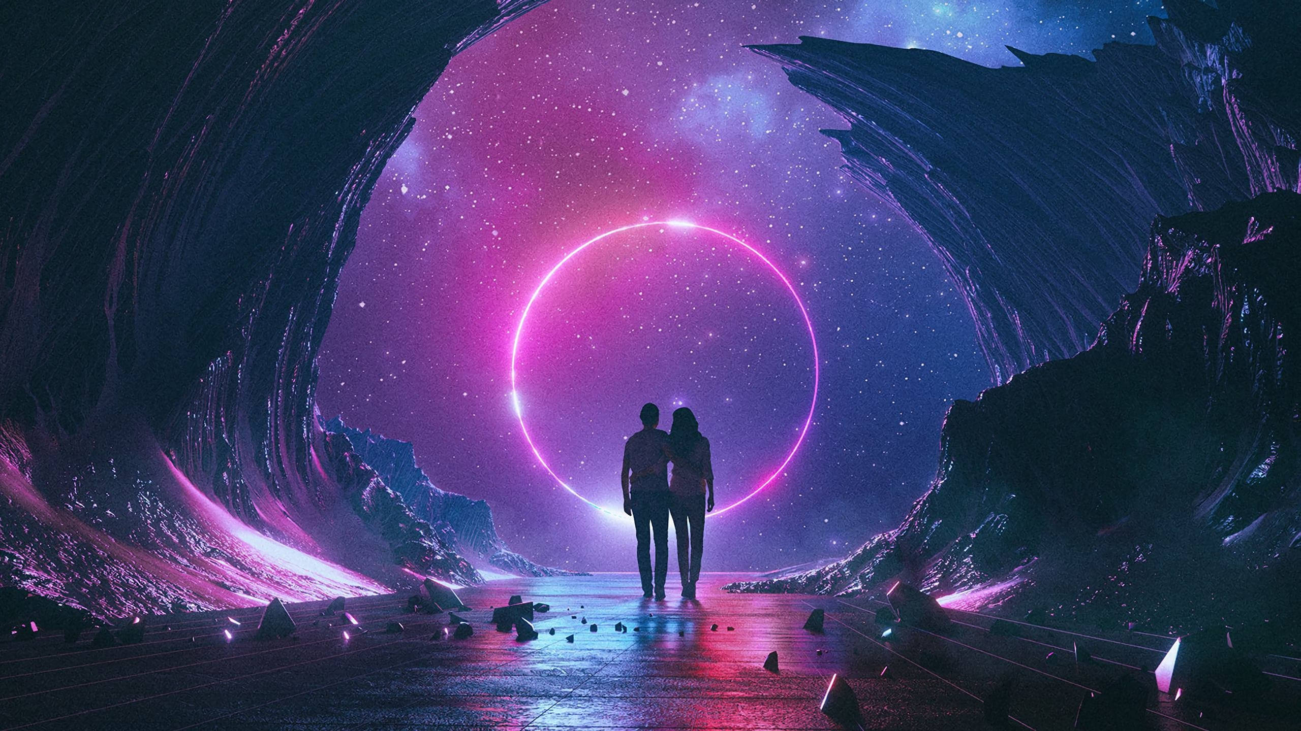 Dragons 桌布 壁紙 — 兩個剪影人物站在一個發光的粉紅色環前，身處宇宙隧道中，上方是佈滿星星的紫色天空。