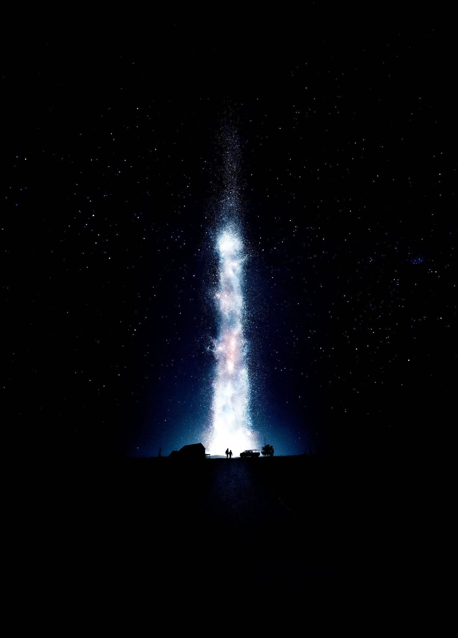 夜空 桌布 壁紙 — 兩個剪影人物站在一道從夜空傾瀉到地球的璀璨宇宙星辰瀑布前。