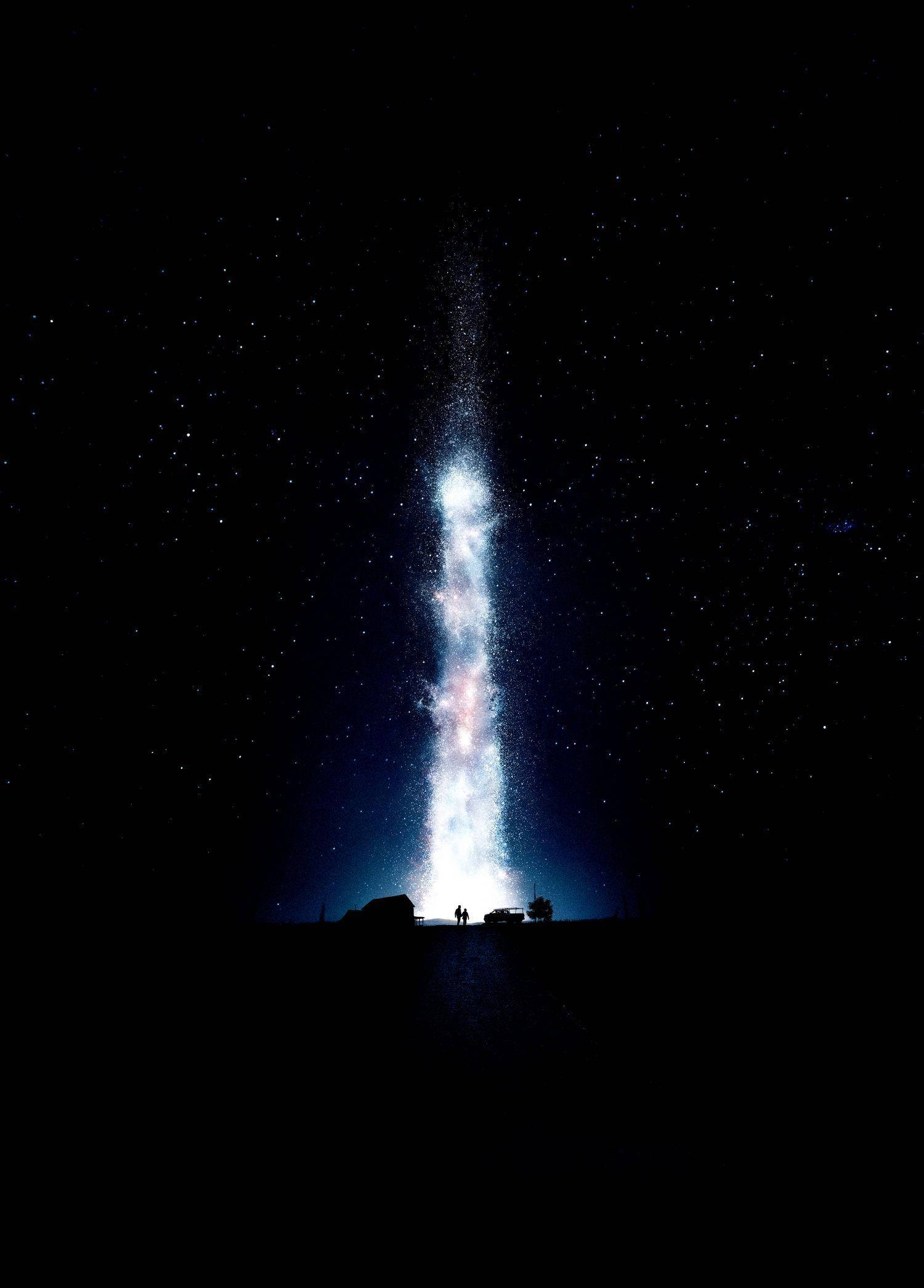 手機 桌布 壁紙 — 兩個剪影人物站在一道從大地噴發到星空夜空中的光芒四射的宇宙柱前。