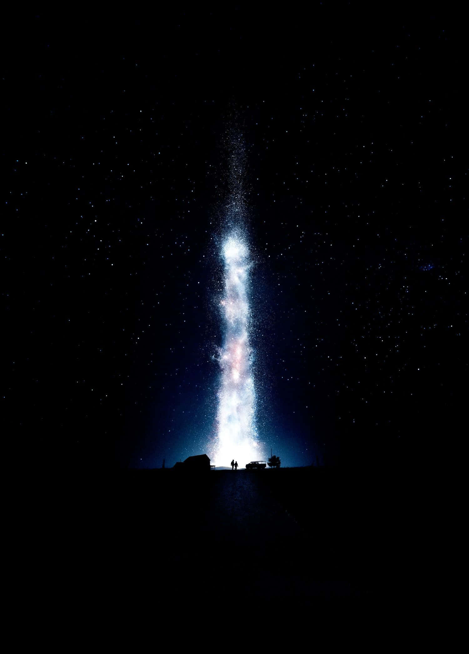 夜空 桌布 壁紙 — 兩個剪影人物站在一道發光的垂直銀河光束前，光束刺穿繁星點點的夜空。