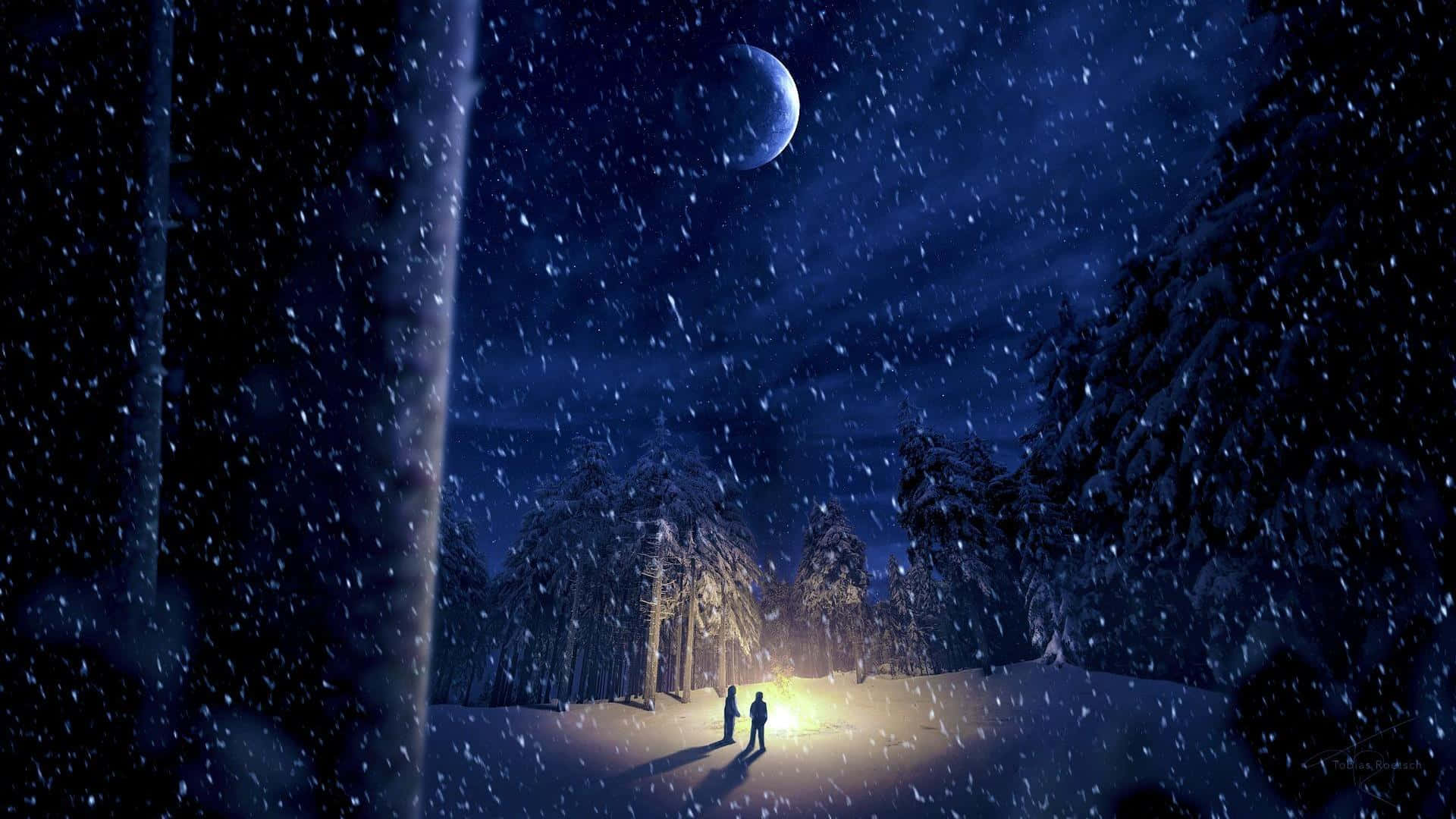 Moonlight 桌布 壁紙 — 兩個剪影人物站在冬日森林中，在積雪覆蓋的月光天空下，被溫暖的燈籠照亮，投下長長的影子。