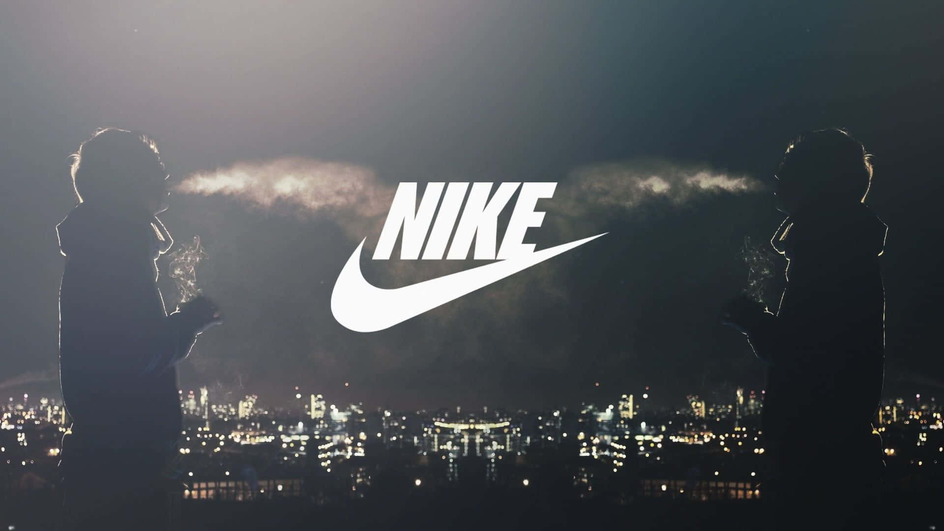 Nike Logo 桌布 壁紙 — 兩個剪影人物站在夜晚的城市景觀之上，發光的Nike標誌居中在他們上方。