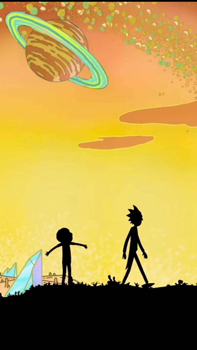 Evil Morty 桌布 壁紙 — 兩個剪影人物站在山丘上，仰望金色夕陽天空中的一個鮮豔環狀行星。