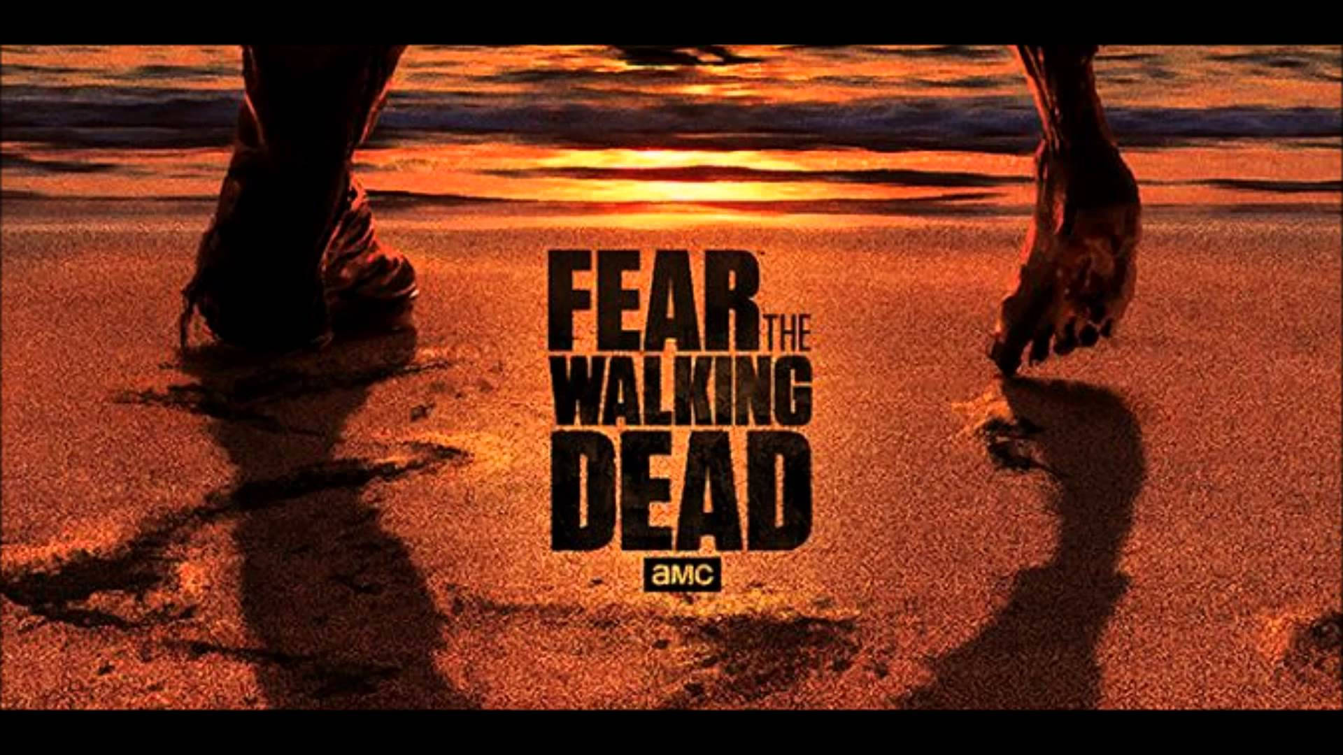 日落 桌布 壁紙 — 兩個剪影人物站在日落時分的海灘上，節目名稱《Fear the Walking Dead》以粗體黑色字體突出顯示。