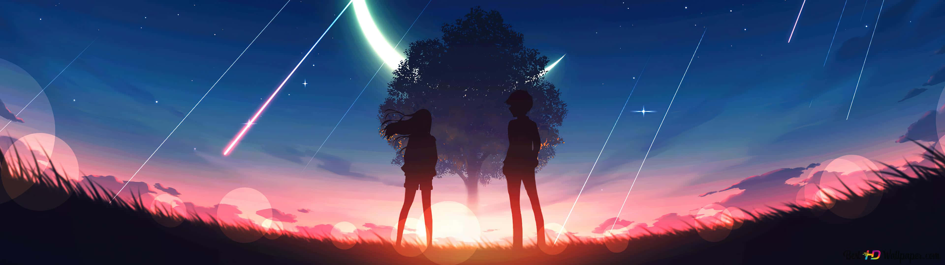 3840 X 1080 Anime HD 桌布 壁紙 — 兩個剪影人物站在樹下，流星劃過以粉紅和藍色調繪製的暮色天空。