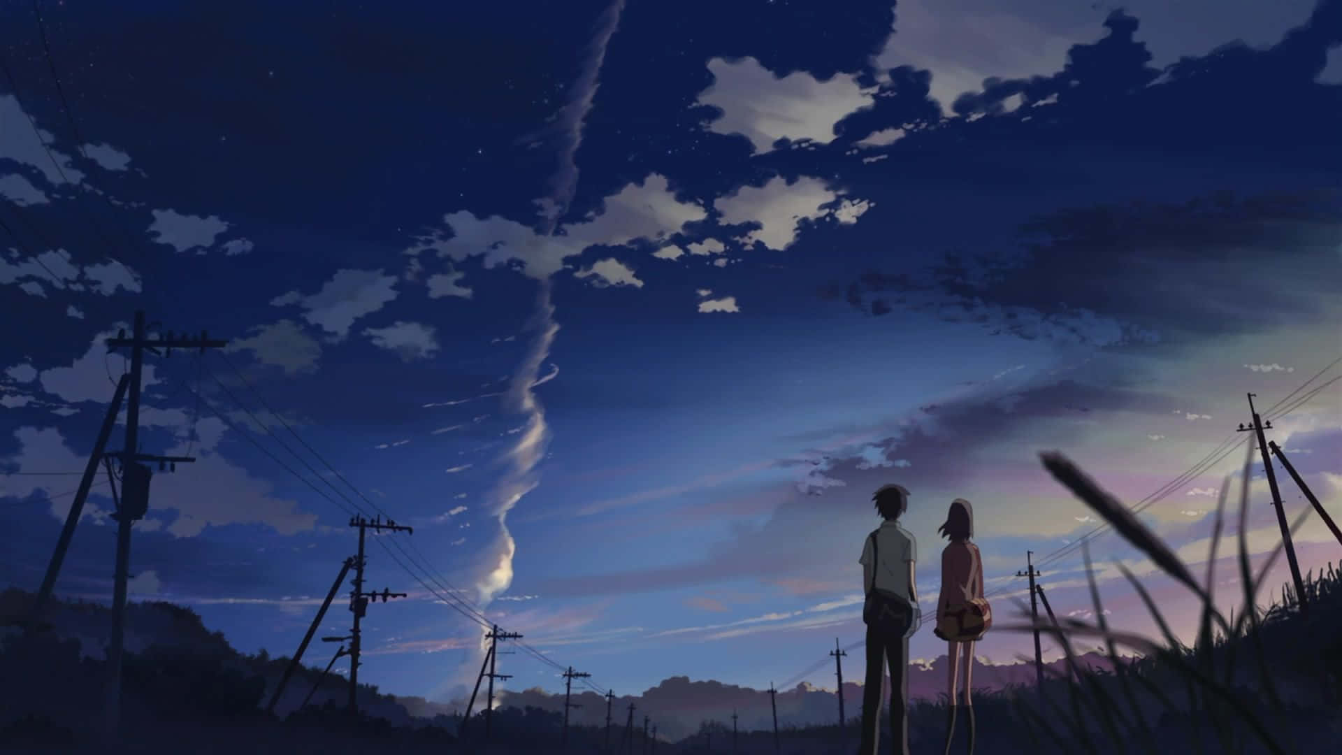 桌布 壁紙 — 兩個剪影人物站在田野中，暮色天空佈滿雲彩和星星，電線延伸至遠方。