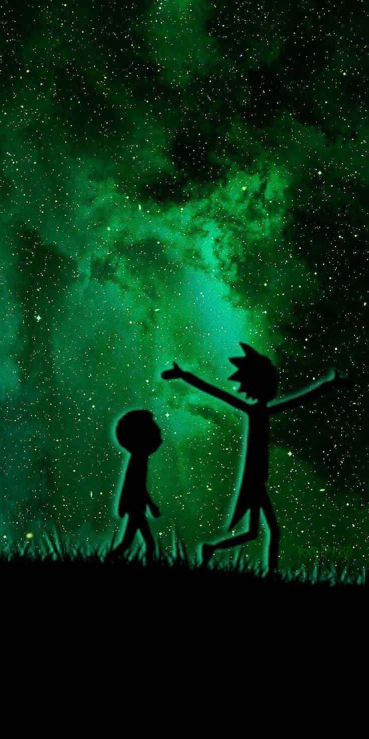 Evil Morty 桌布 壁紙 — 兩個剪影人物站在草地上，背景是充滿活力的綠色星雲星空。