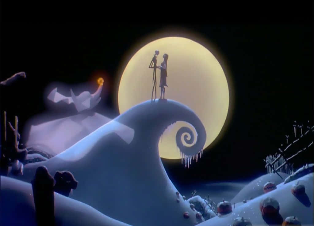 Sally Nightmare Before Christmas 桌布 壁紙 — 兩個剪影人物站在螺旋形山丘上，在白雪皚皚、奇思妙想的動畫景觀中，一輪發光的滿月下。