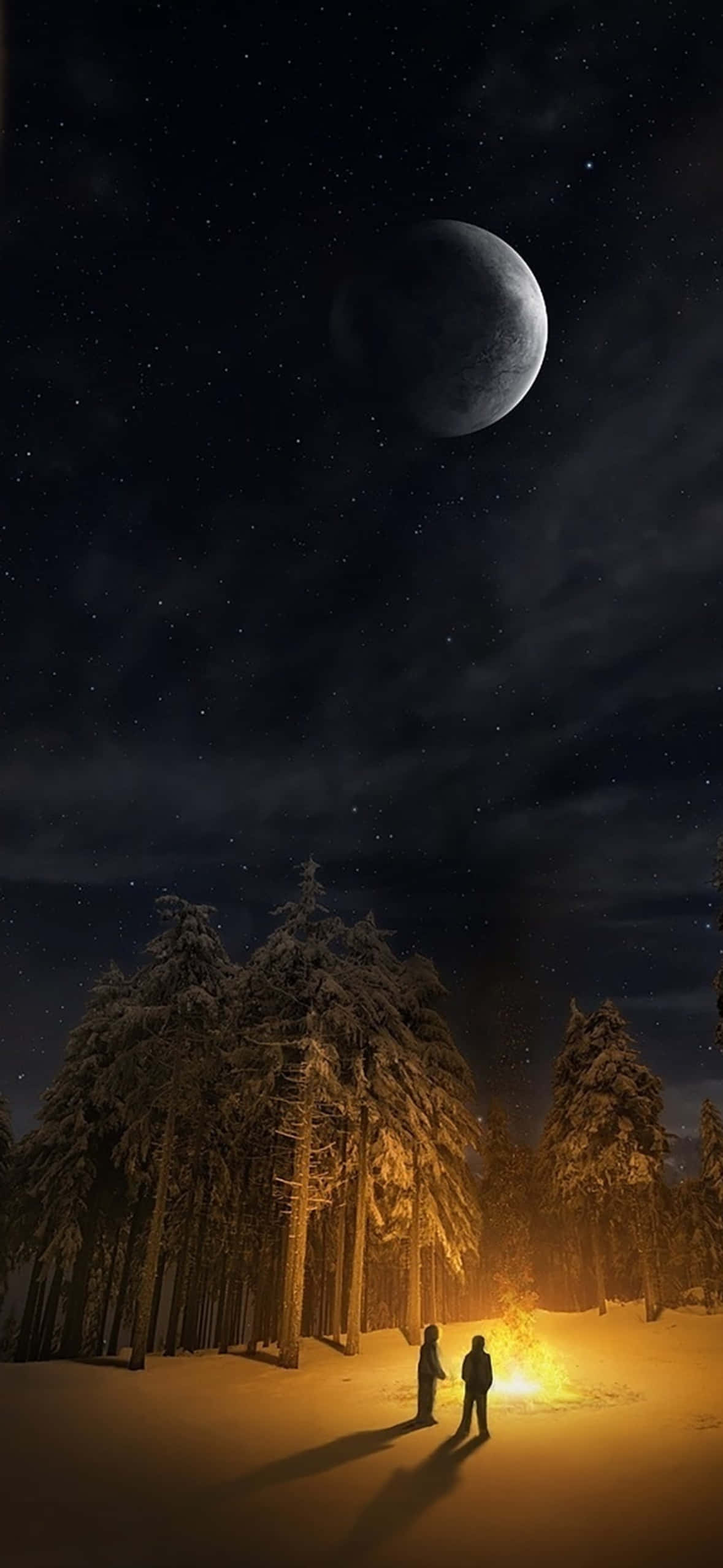 1179x2556 桌布 壁紙 — 兩個剪影人物站在雪地森林中，在繁星點點的夜空下，有一個巨大的月亮，旁邊是發光的營火。