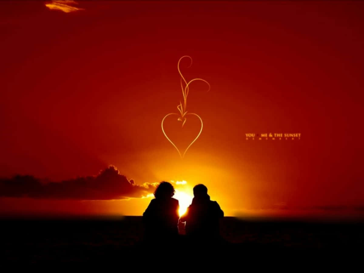 Falling In Love 桌布 壁紙 — 兩個剪影戀人坐在一起，一個用光繪製的發光心形出現在他們上方，背景是火紅的日落天空。