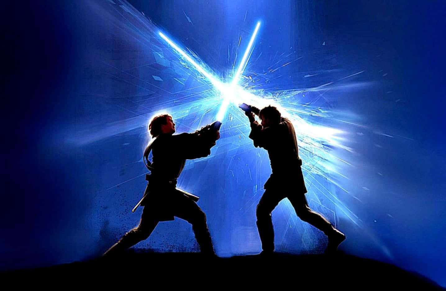 Lightsaber Duel 桌布 壁紙 — 兩個剪影戰士在黑暗背景下，用光劍碰撞出耀眼的藍色能量爆發。