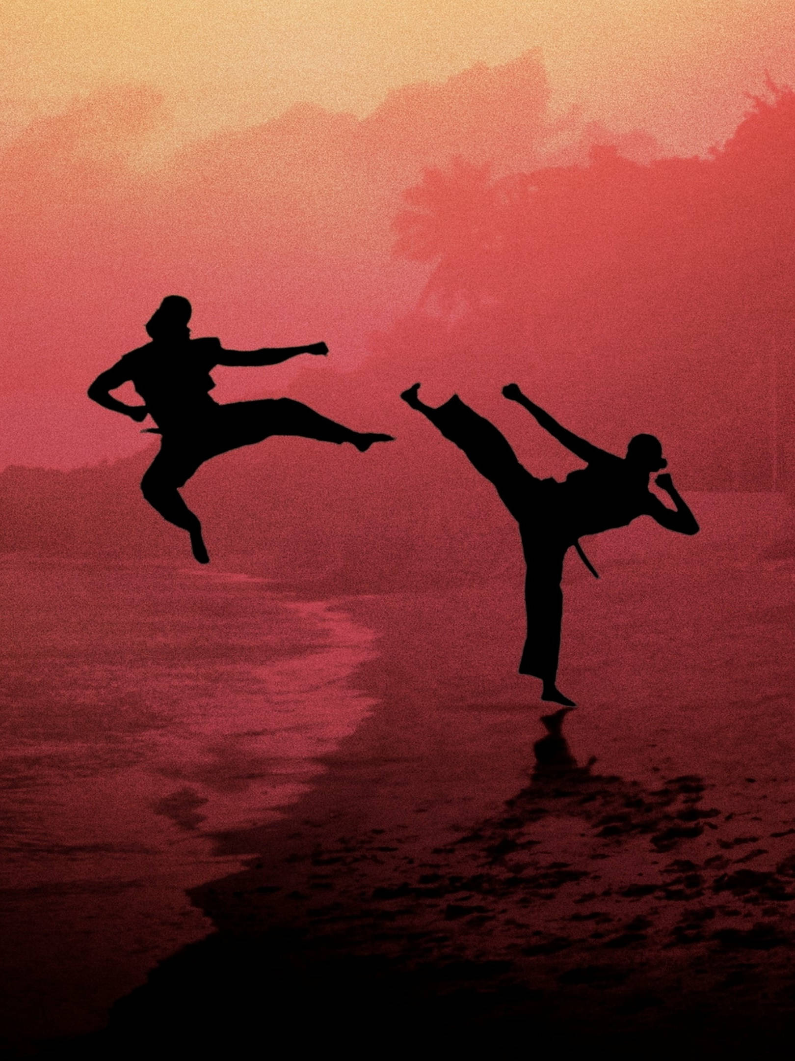 Karate 桌布 壁紙 — 兩個剪影的武術家在水面上火紅的夕陽下以高踢決鬥。