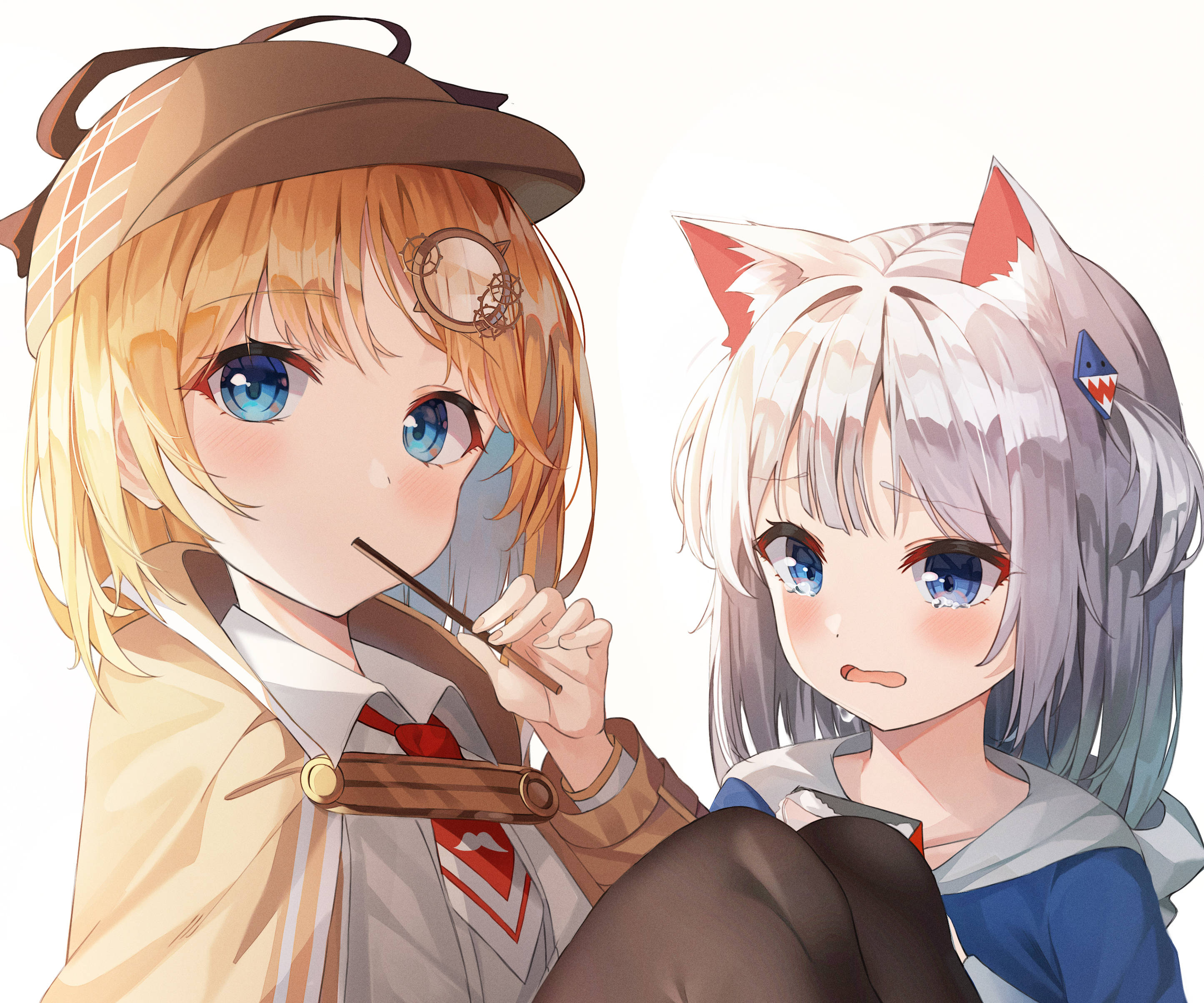 Amelia 桌布 壁紙 — 兩個動漫女孩，一個戴著偵探帽拿著放大鏡，另一個有狐狸耳朵，在純色背景前顯得很好奇。
