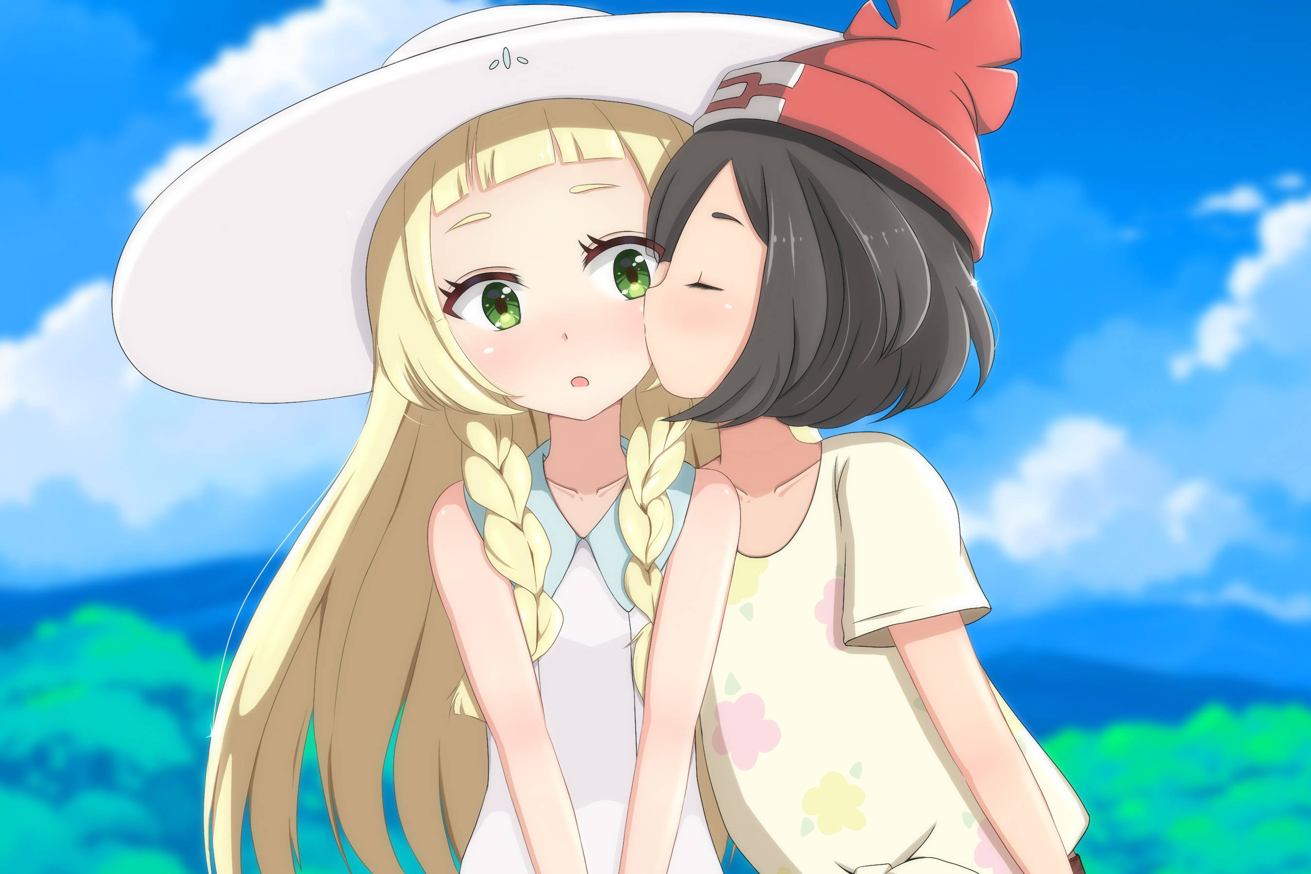 動漫女孩 桌布 壁紙 — 兩個動漫女孩，一個有金色辮子和白色帽子，另一個有深色頭髮和紅色帽子，在明亮的藍天下分享一個溫柔的吻。