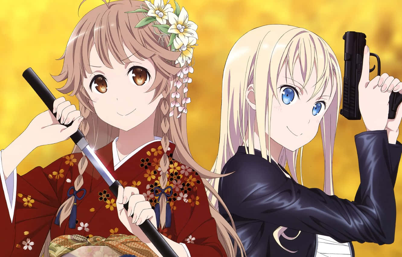 High School Fleet 桌布 壁紙 — 兩個動漫女孩，一個穿著花卉和服手持劍，另一個穿著黑色衣服手持槍，金色背景。