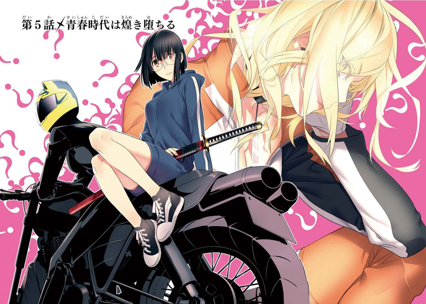 Durarara Vorona 桌布 壁紙 — 兩個動漫女孩，一個黑髮戴眼鏡，另一個金髮，坐在一輛黑色摩托車上，背景是粉紅色問號。