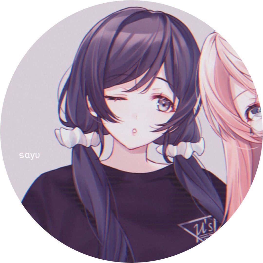 動漫女孩 桌布 壁紙 — 兩個動漫女孩，一頭深色頭髮，一頭粉紅色頭髮，紮著雙馬尾，在柔和的紫色背景下溫柔地凝視著。