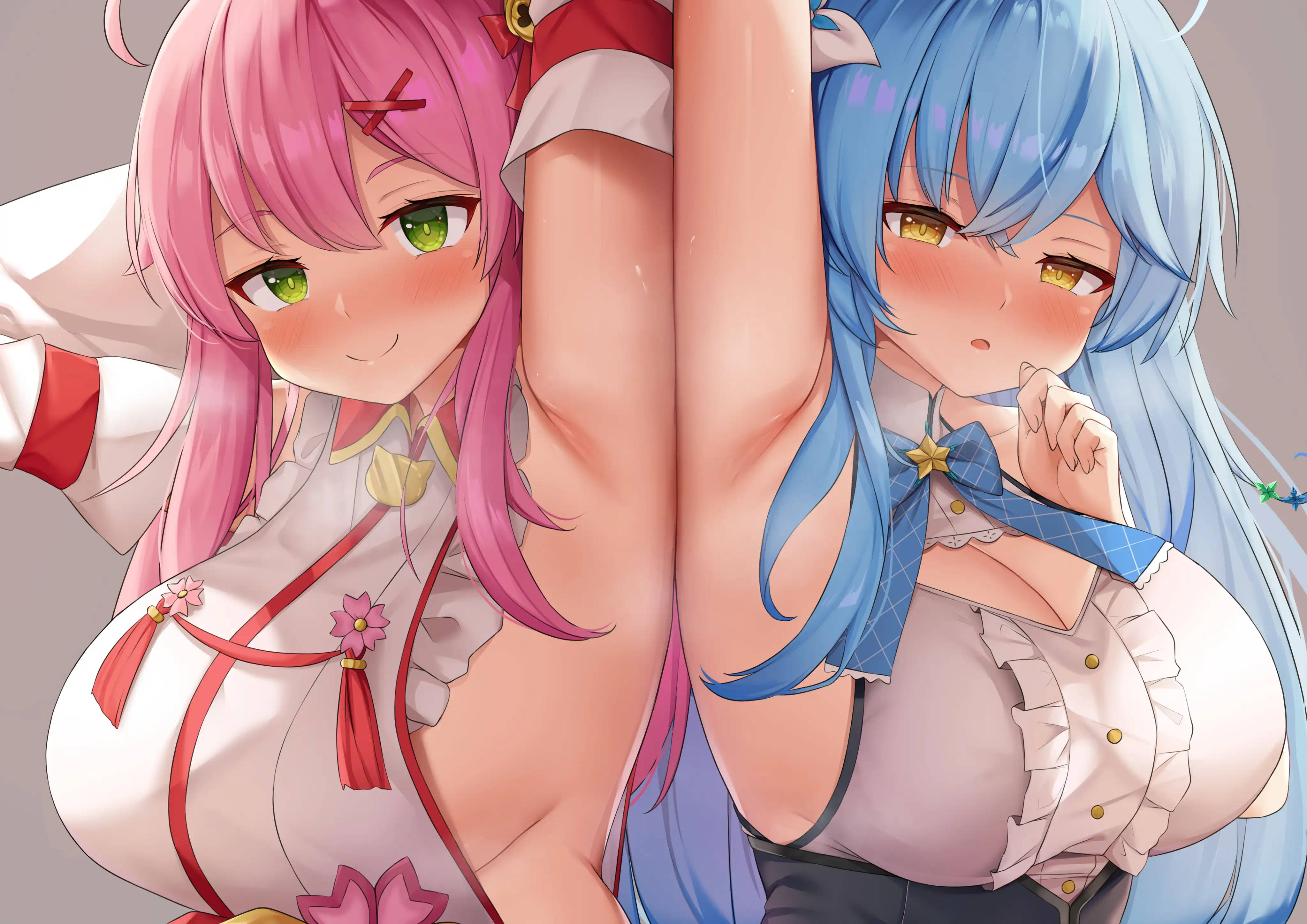 anime yuri 桌布 壁紙 — 兩個動漫女孩，一頭粉紅和藍色頭髮，在柔和的粉彩場景中從柱子後面頑皮地探出頭來。