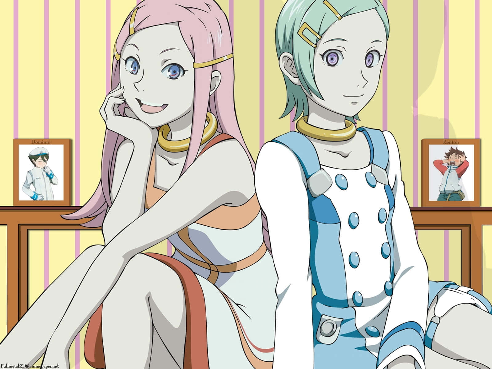 Eureka Seven 桌布 壁紙 — 兩個動漫女孩，一頭粉紅色和藍綠色頭髮，背對背坐在一個光線溫暖、有條紋壁紙和裱框照片的房間裡。